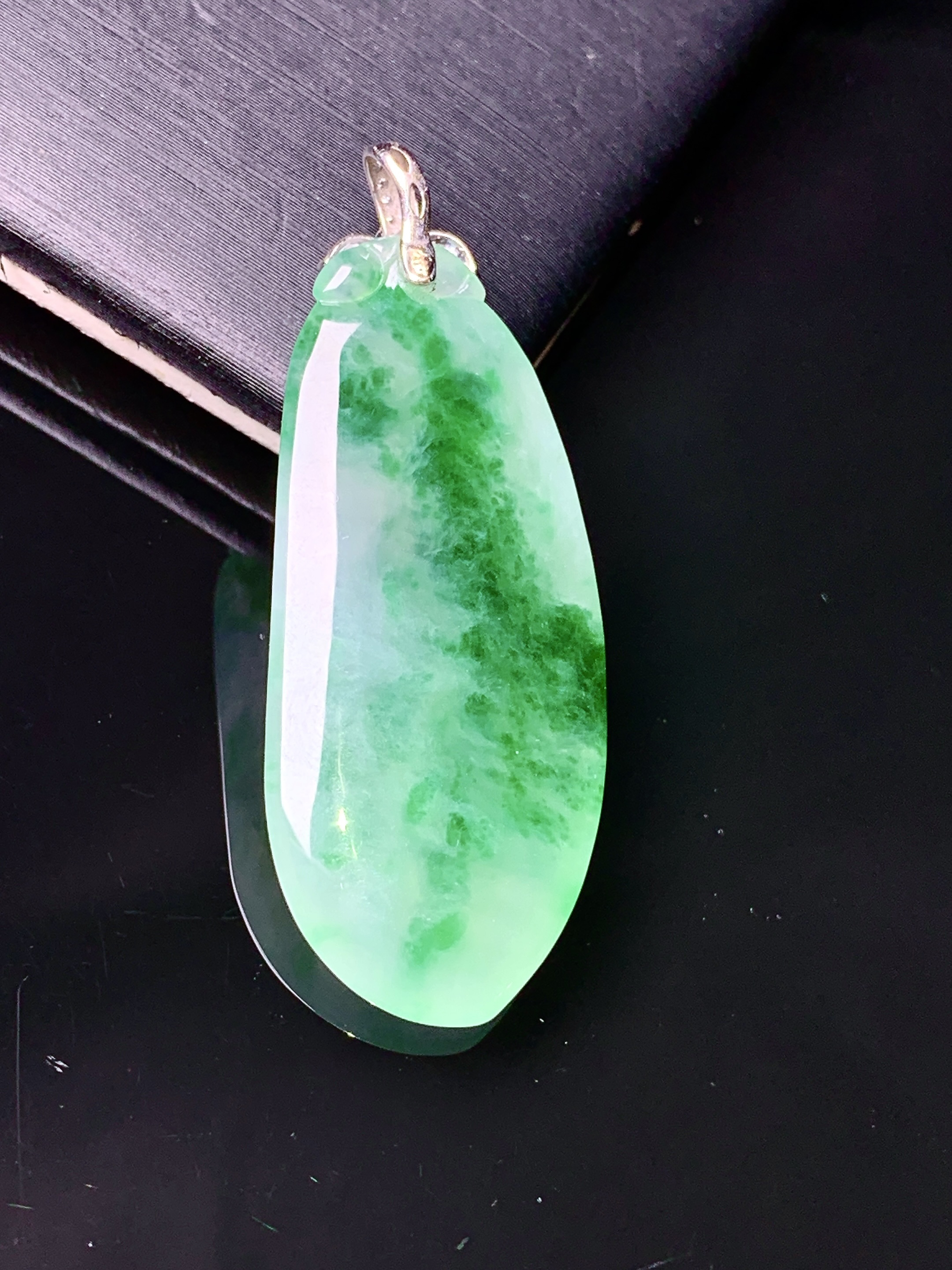 18k金钻镶嵌冰飘绿福瓜吊坠 玉质细腻 色泽艳丽清新 水润亮眼 整体尺寸39.8*15*4.5e1