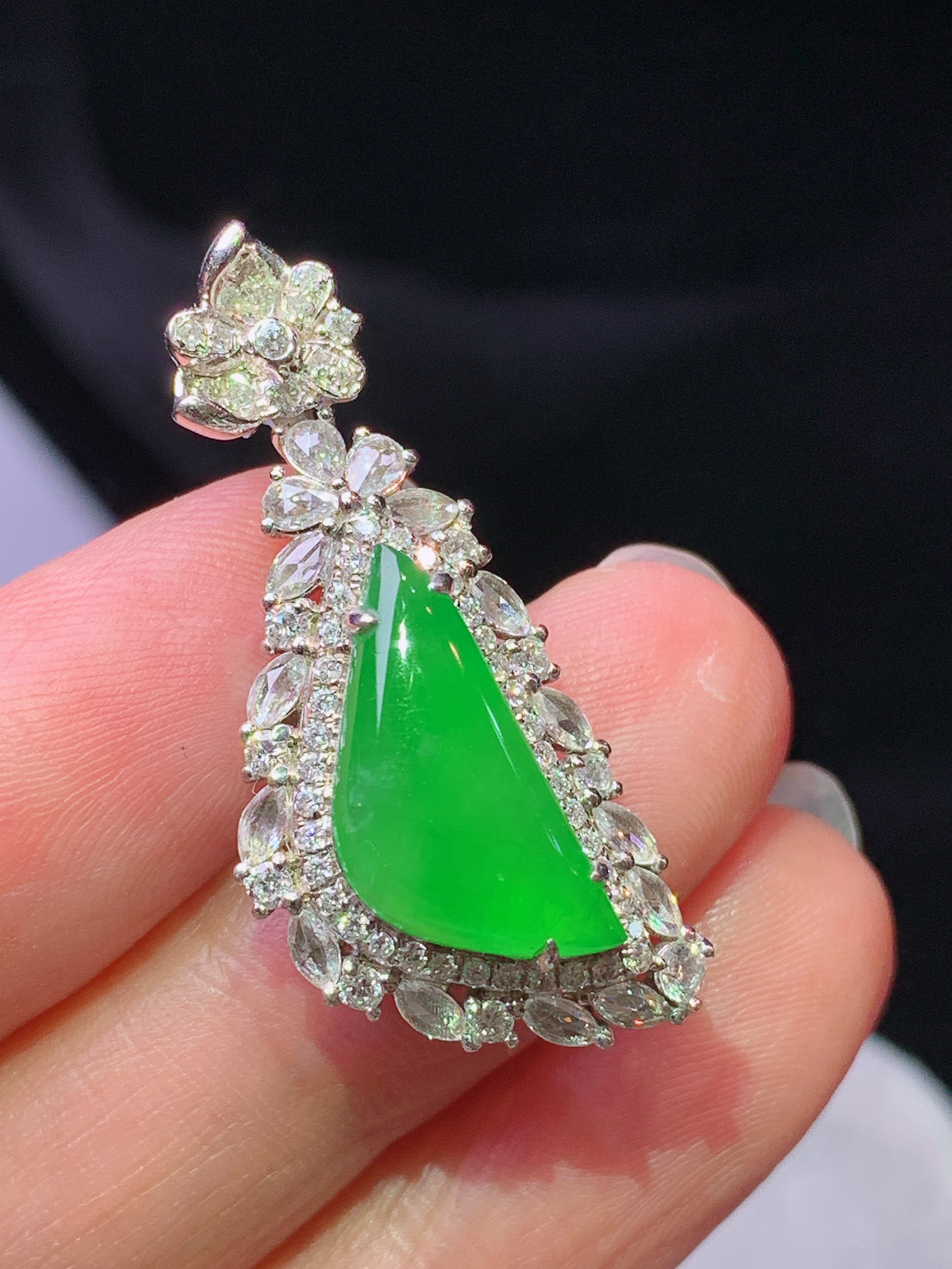 18k金钻镶嵌冰阳绿随形吊坠 玉质细腻 色泽艳丽清新 水润亮眼 整体尺寸32.5*14*9.5s1