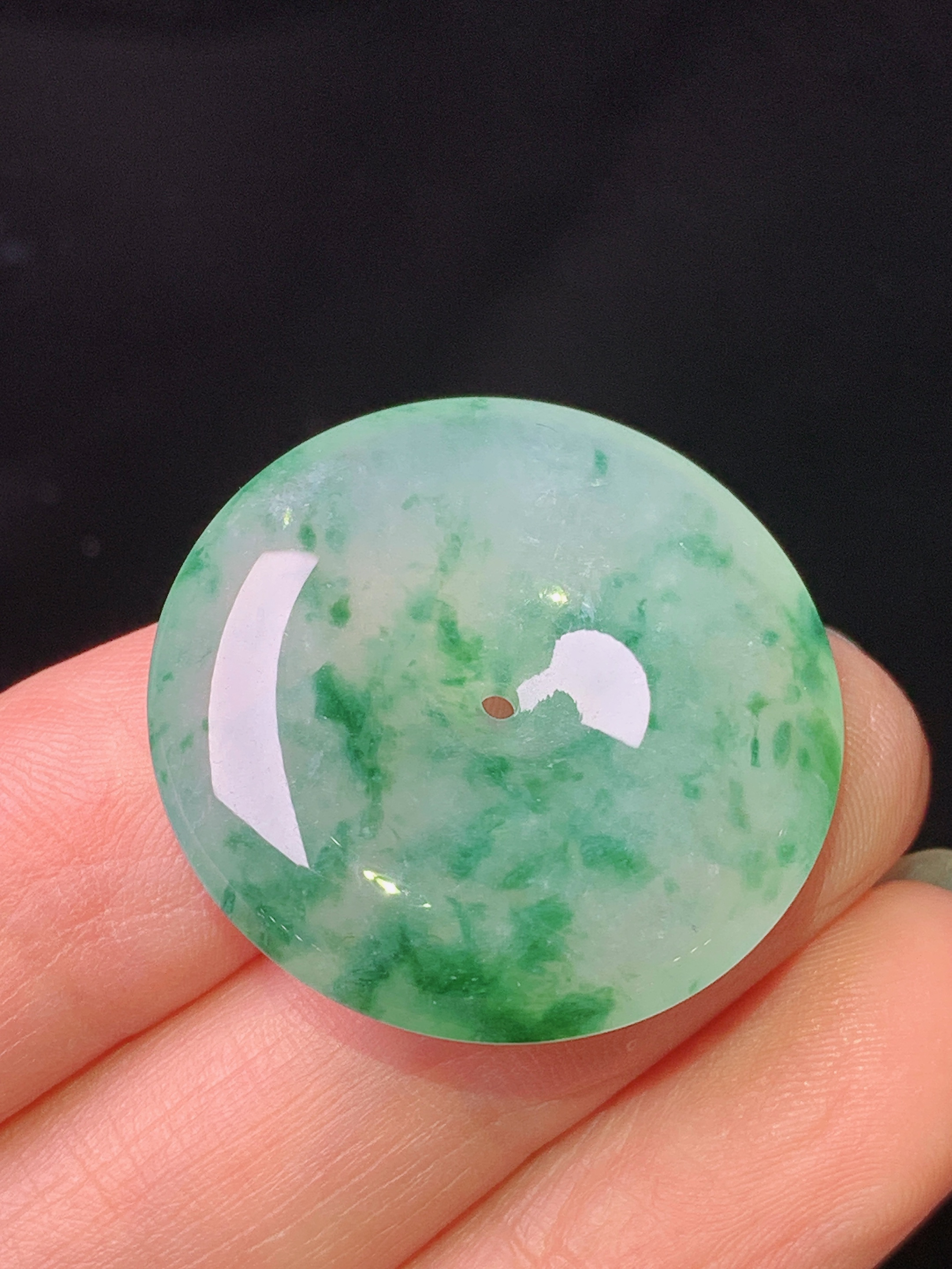 冰飘绿吊坠 玉质细腻 色泽艳丽清新 水润亮眼 整体尺寸27.6*6x1