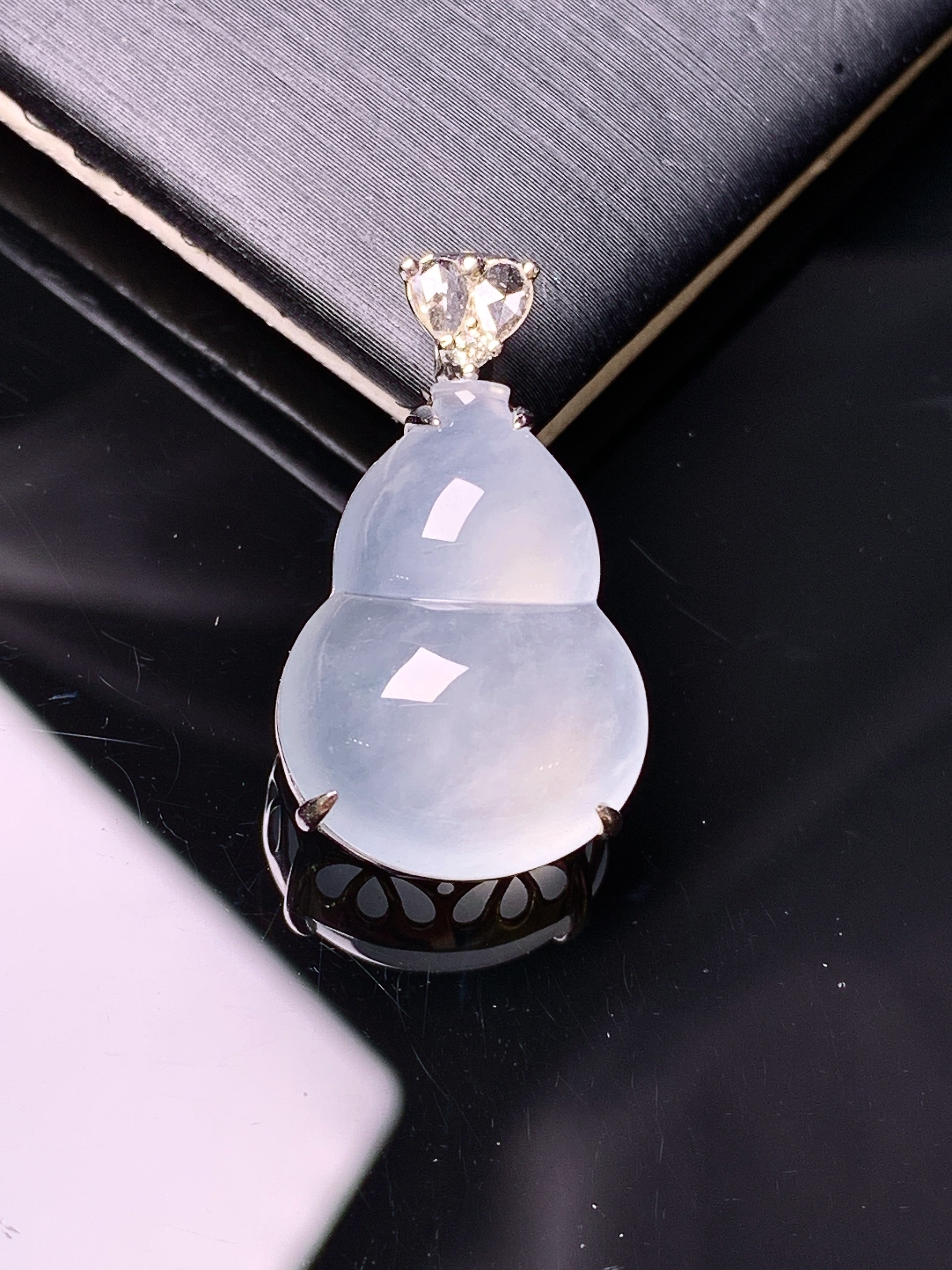 18k金钻镶嵌冰种葫芦吊坠 玉质细腻 色泽艳丽清新 水润亮眼 整体尺寸24.8*14*8.5g2