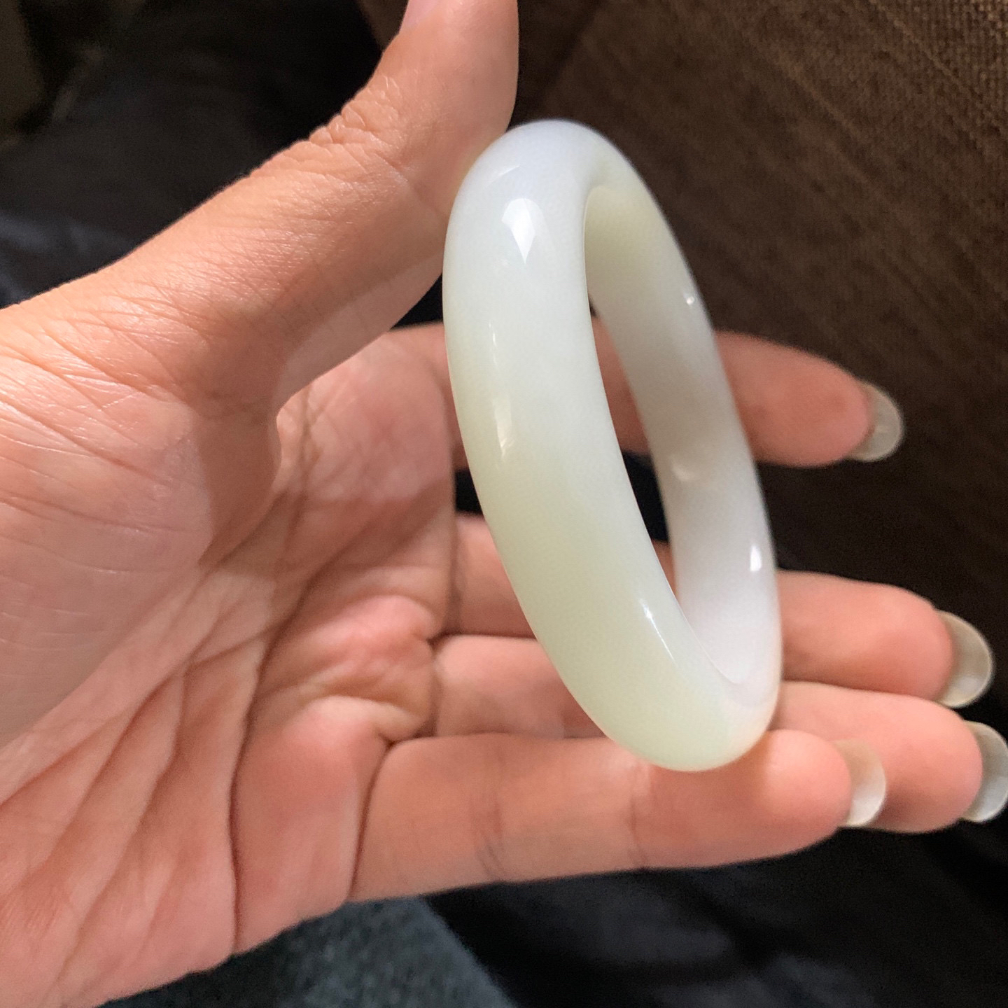 54.5圈口和田玉且末糖料宽版手镯，和田玉54.5圈口手镯，镯型古朴典雅。在诗情画意的雨巷相遇，你是我腕间的一抹风情，有你眸有深情.清风荡漾湖间静水，我愿俯身低眉，在烟波涟漪处