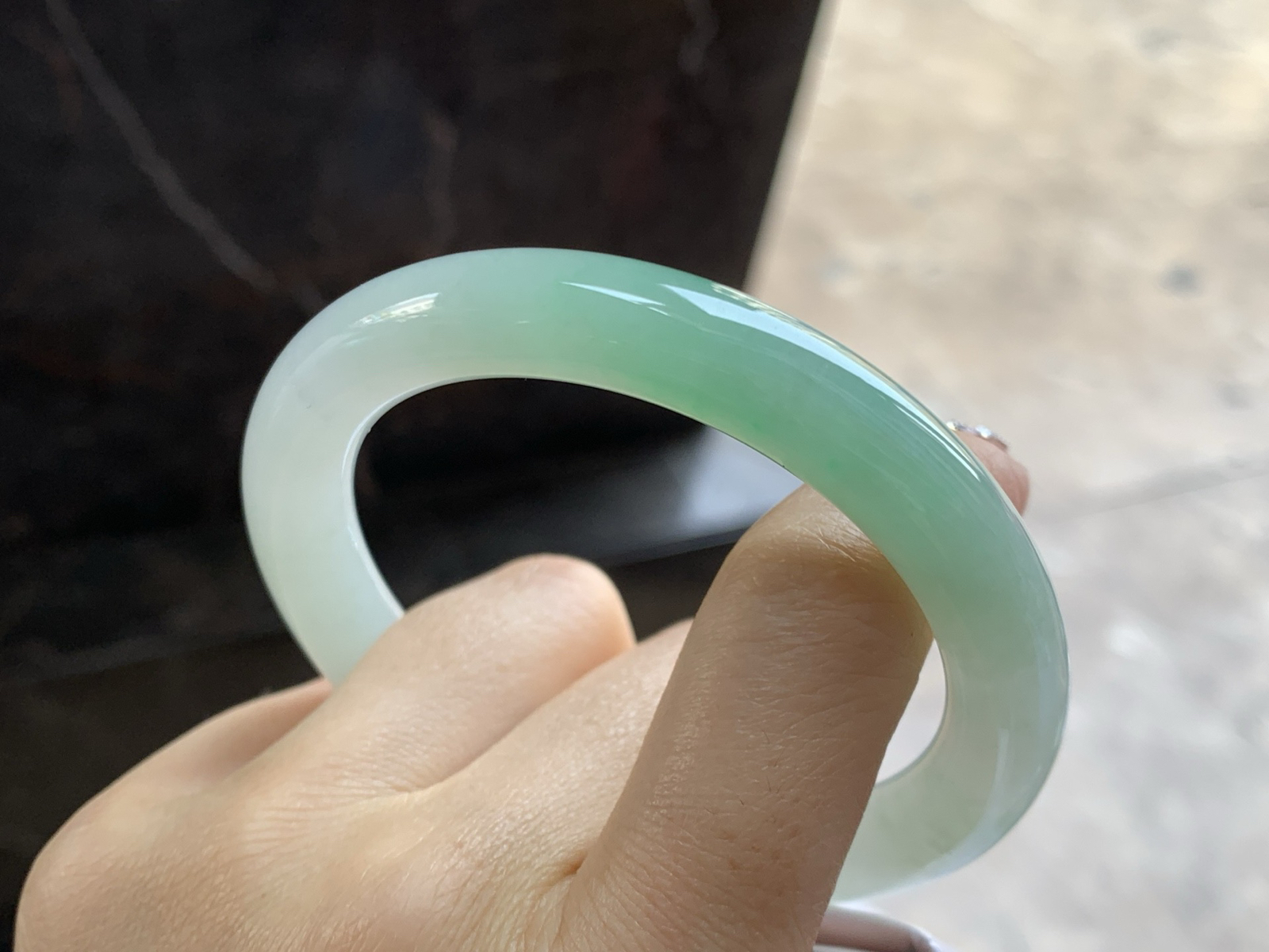 56-10

带色圆条手镯^_^底子细腻干净 小清新