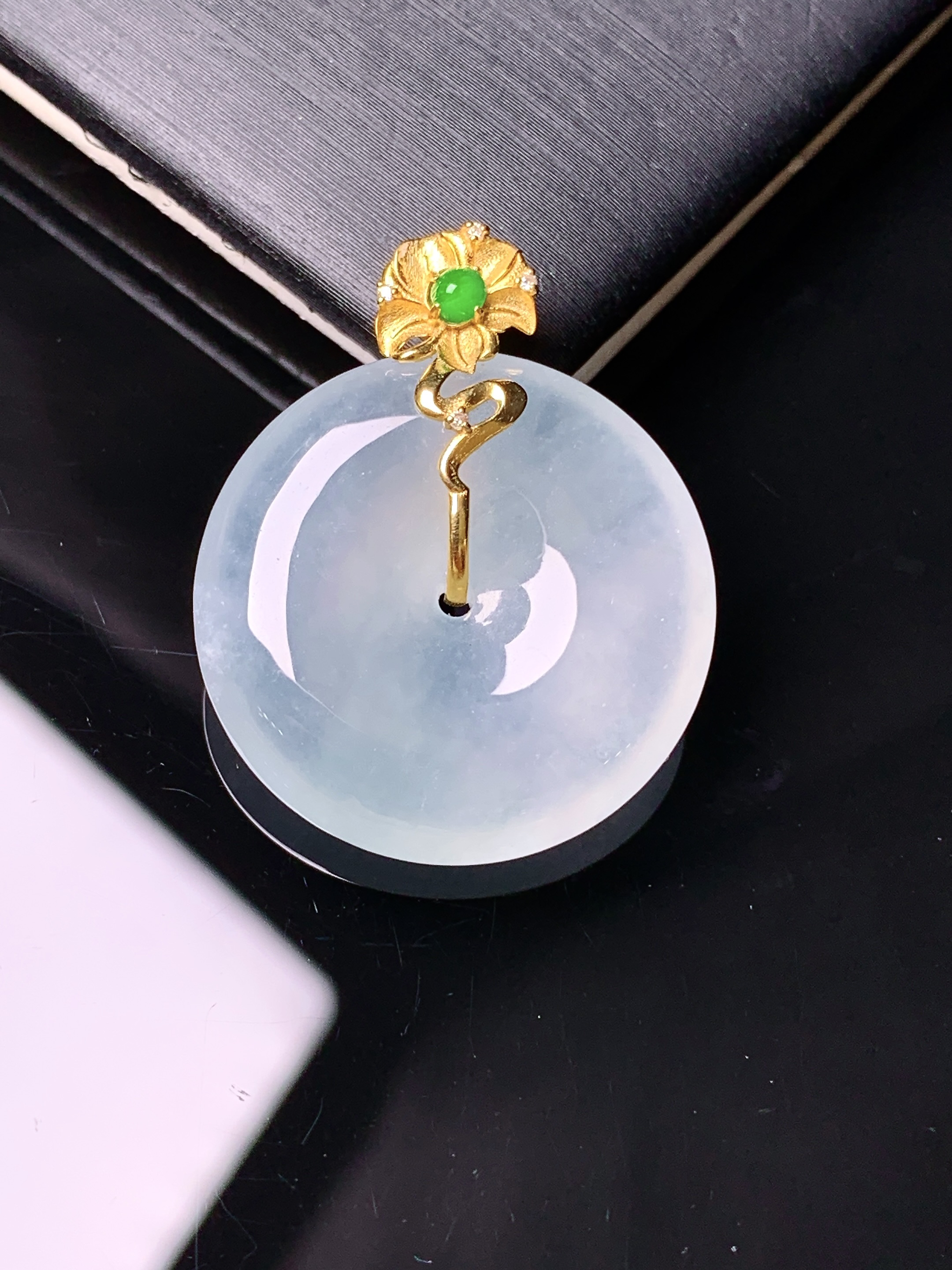 18k金镶嵌冰种平安扣吊坠 玉质细腻 色泽艳丽清新 水润亮眼 整体尺寸27.8*22.5*5.5e1