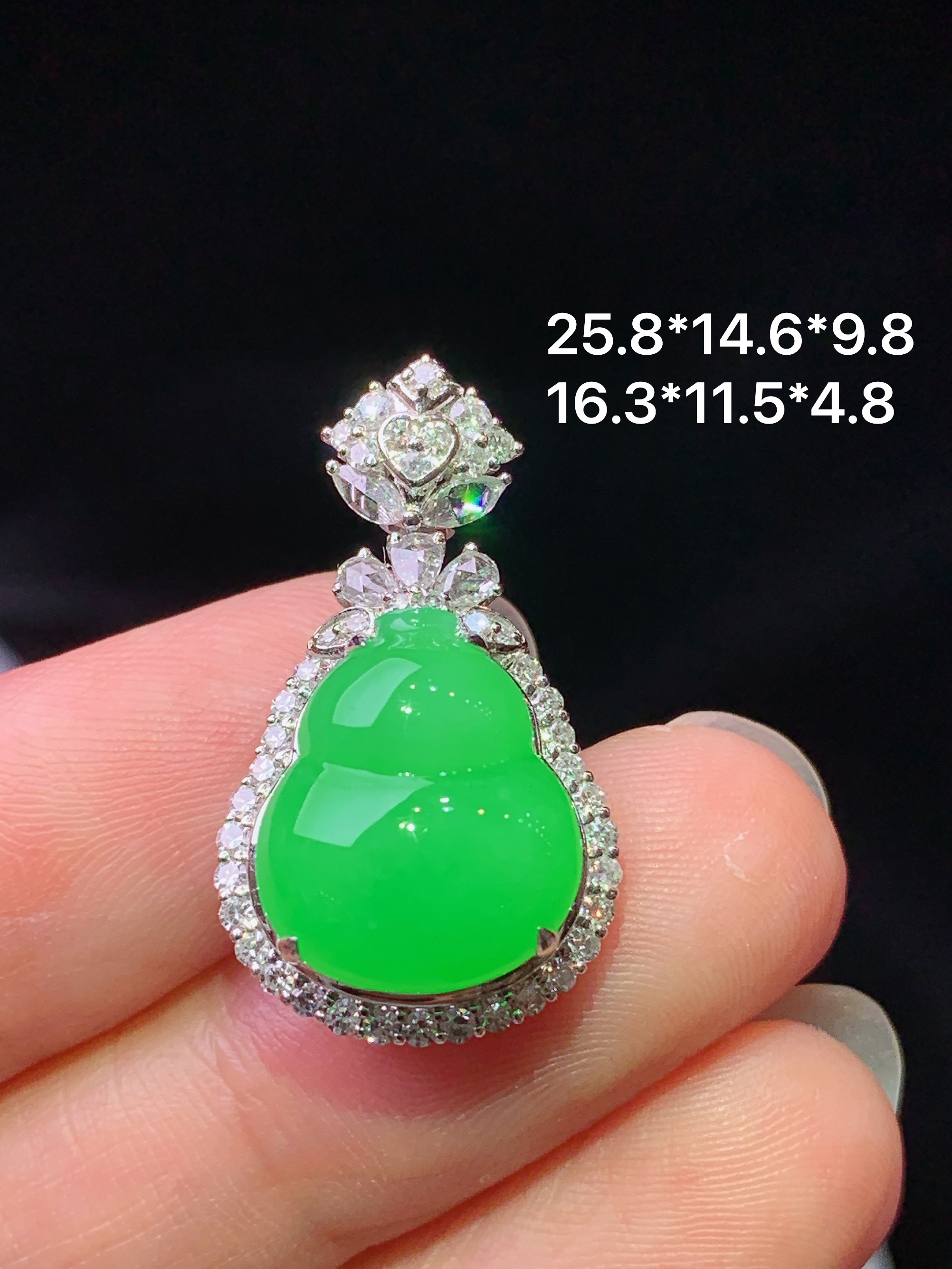 18k金钻镶嵌冰阳绿葫芦吊坠 玉质细腻 色泽艳丽清新 水润亮眼 整体尺寸25.8*14.6*9.8h1