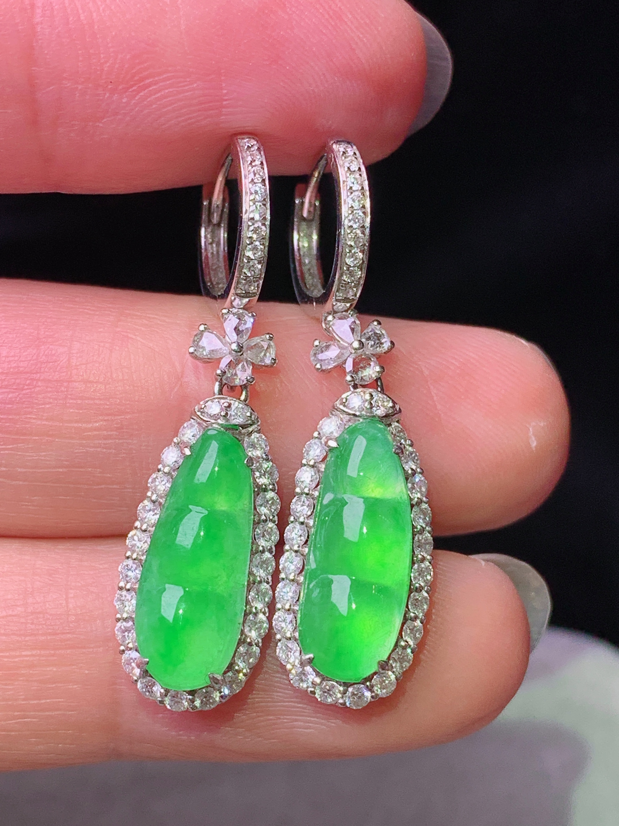 18k金钻镶嵌冰阳绿四季豆耳坠 玉质细腻 色泽艳丽清新 水润亮眼 整体尺寸32*8.5*5.6h1