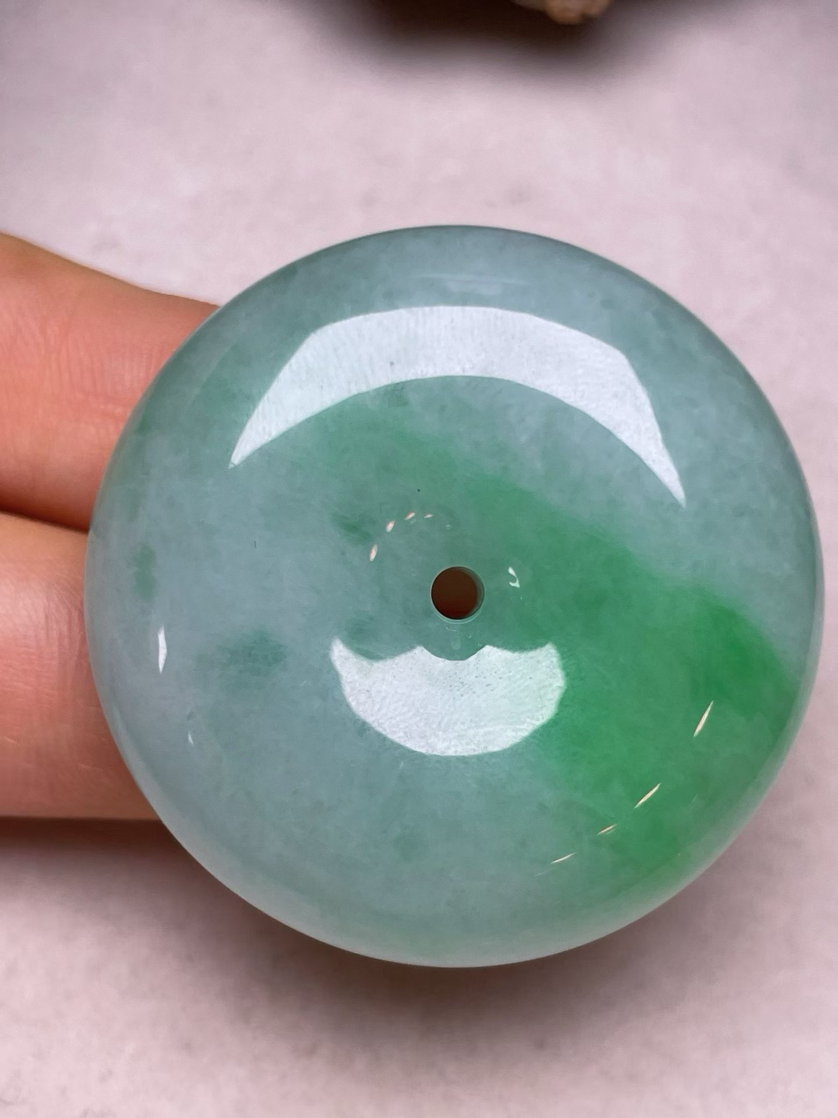 冰糯种飘绿【平安扣】吊坠、种水好，玉质细腻 ，卖相好