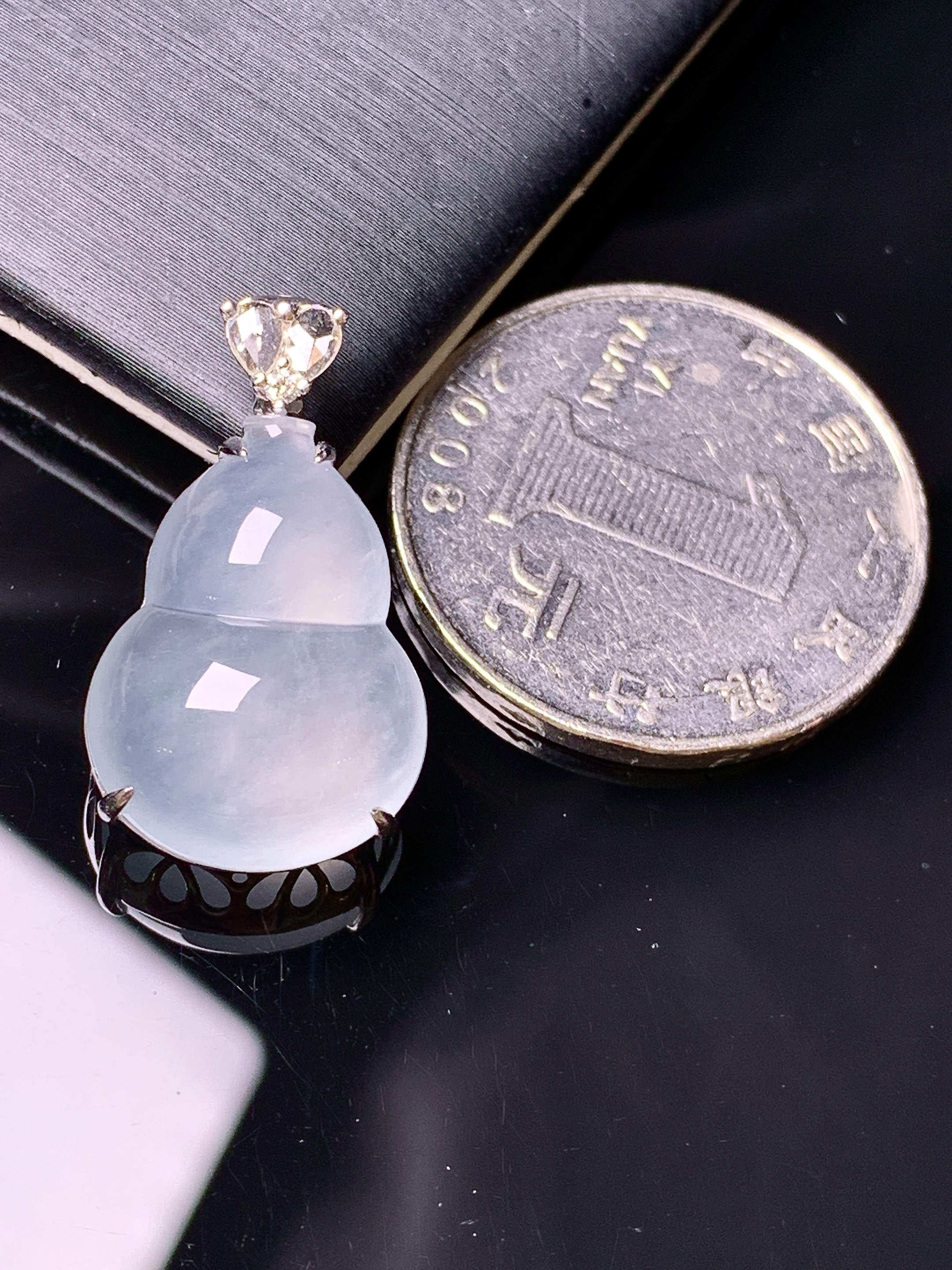 18k金钻镶嵌冰种葫芦吊坠 玉质细腻 色泽艳丽清新 水润亮眼 整体尺寸24.8*14*8.5g2