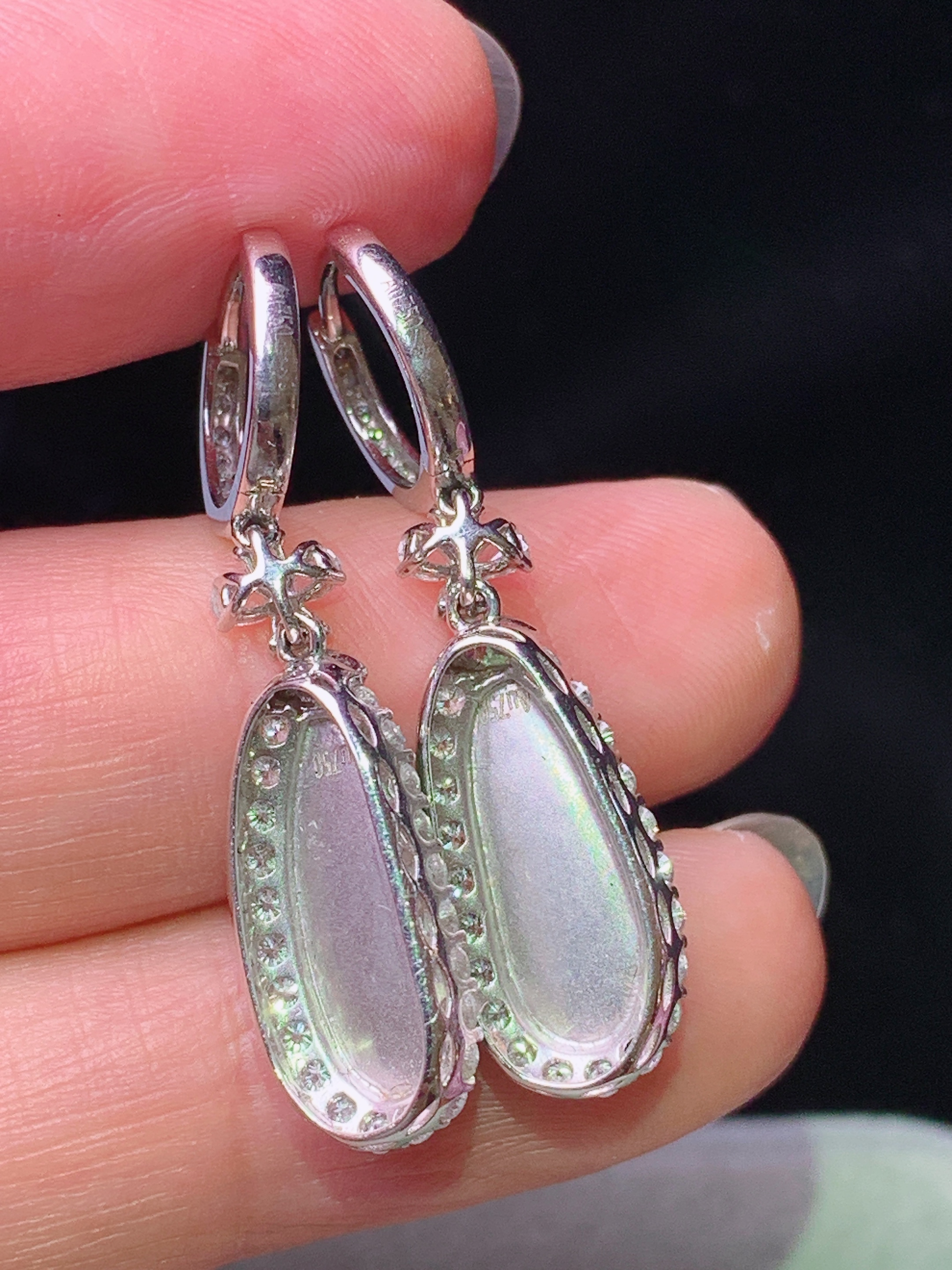 18k金钻镶嵌冰阳绿四季豆耳坠 玉质细腻 色泽艳丽清新 水润亮眼 整体尺寸32*8.5*5.6h1