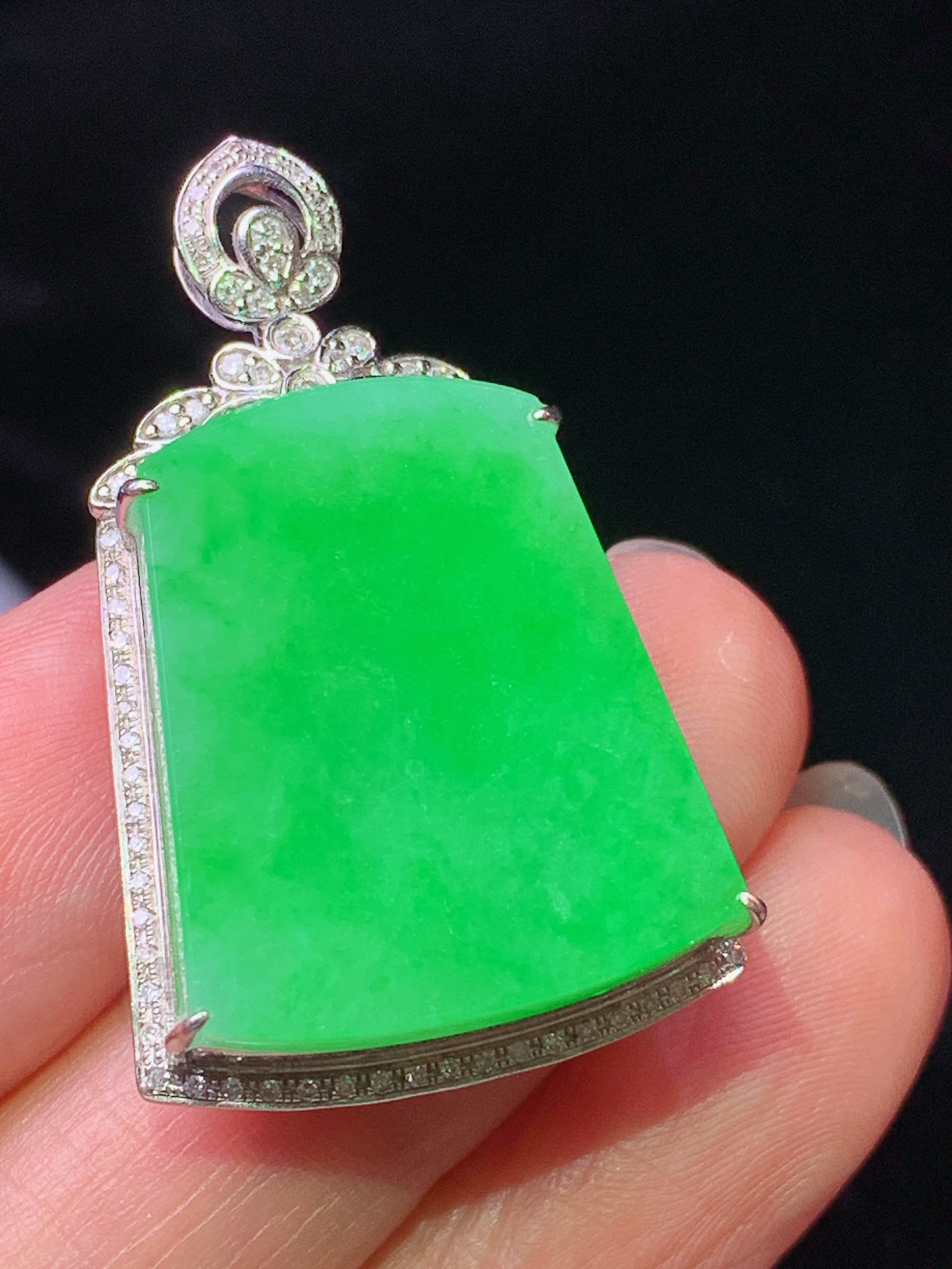 18k金钻镶嵌阳绿无事牌吊坠 玉质细腻 色泽艳丽清新 水润亮眼 整体尺寸35*21.3*8.6L2