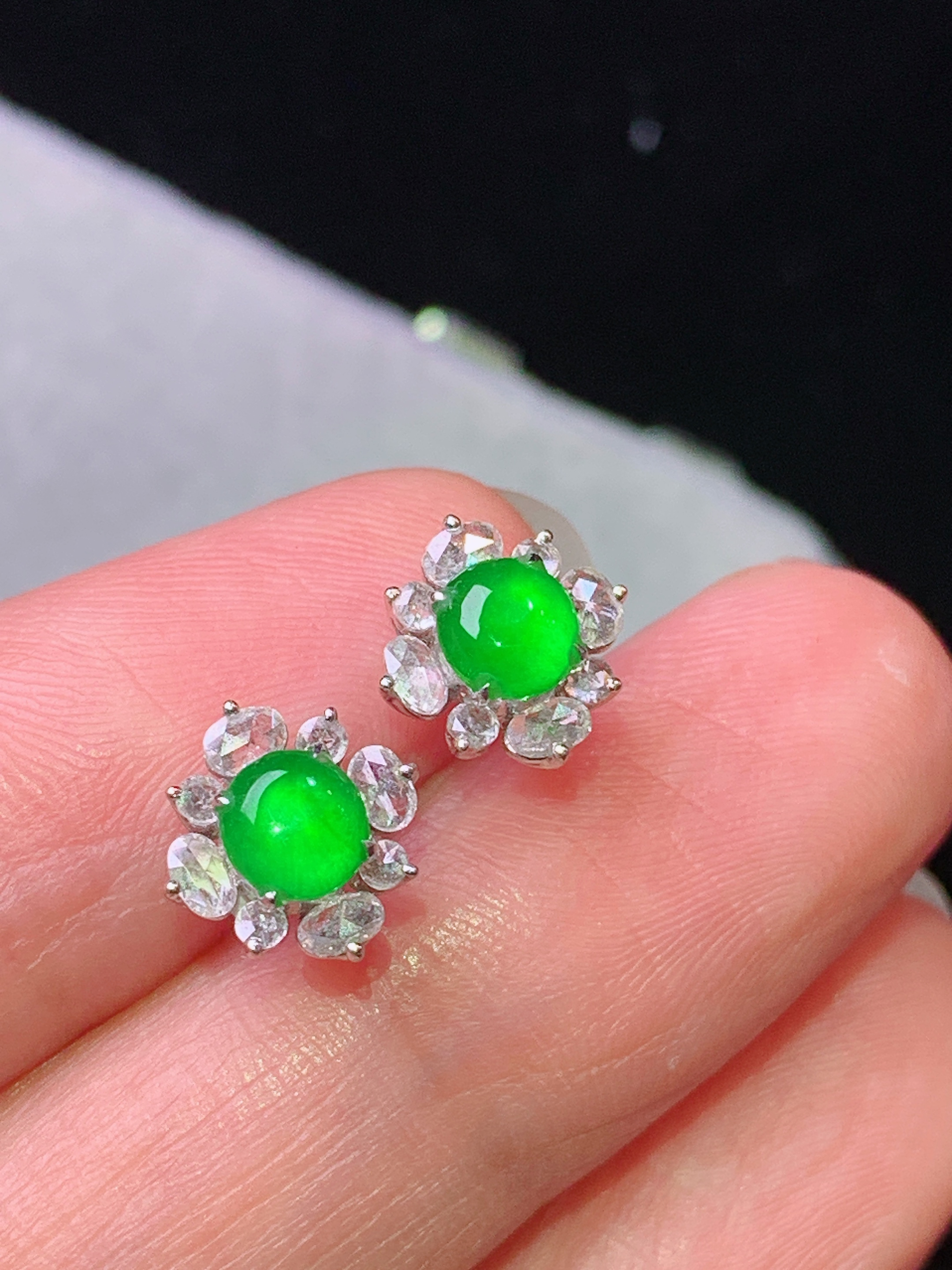 18k金钻镶嵌满绿蛋面耳钉 玉质细腻 色泽艳丽清新 水润亮眼 整体尺寸9*8.5*8p1