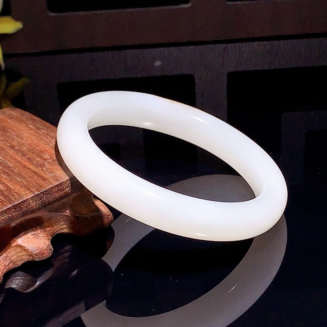 和田玉55圈羊脂白手镯！撒金皮，玉质细腻油润 底色纯净 无裂无黑 脂粉好，品质高。