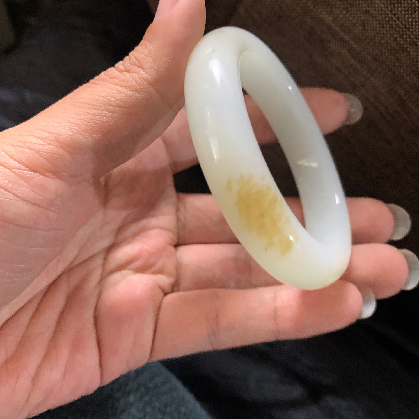 54.5圈口和田玉且末糖料宽版手镯，和田玉54.5圈口手镯，镯型古朴典雅。在诗情画意的雨巷相遇，你是我腕间的一抹风情，有你眸有深情.清风荡漾湖间静水，我愿俯身低眉，在烟波涟漪处