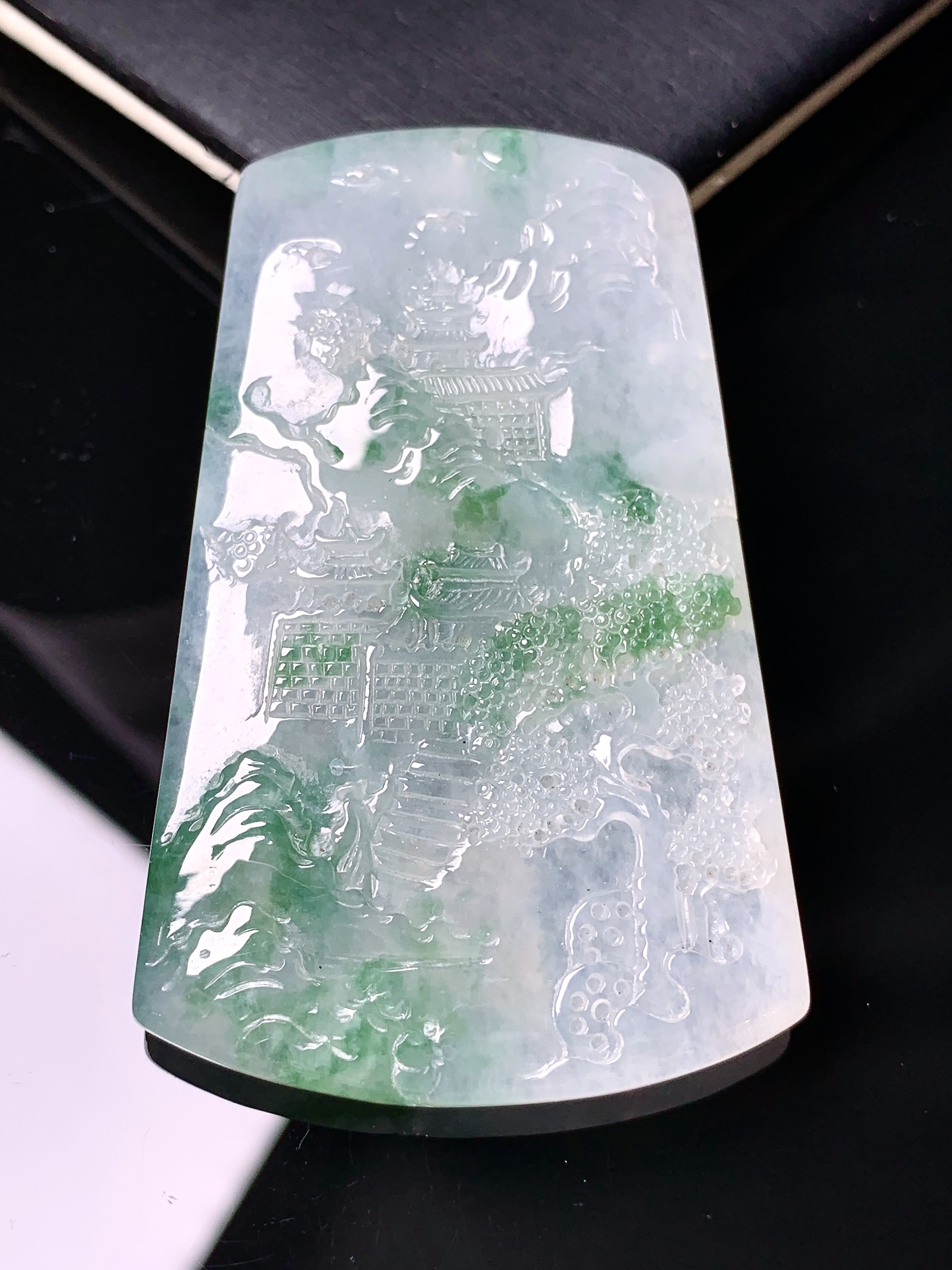 冰飘绿山水牌子吊坠 玉质细腻 色泽艳丽清新 水润亮眼 整体尺寸58.5*36.5*5.2h3