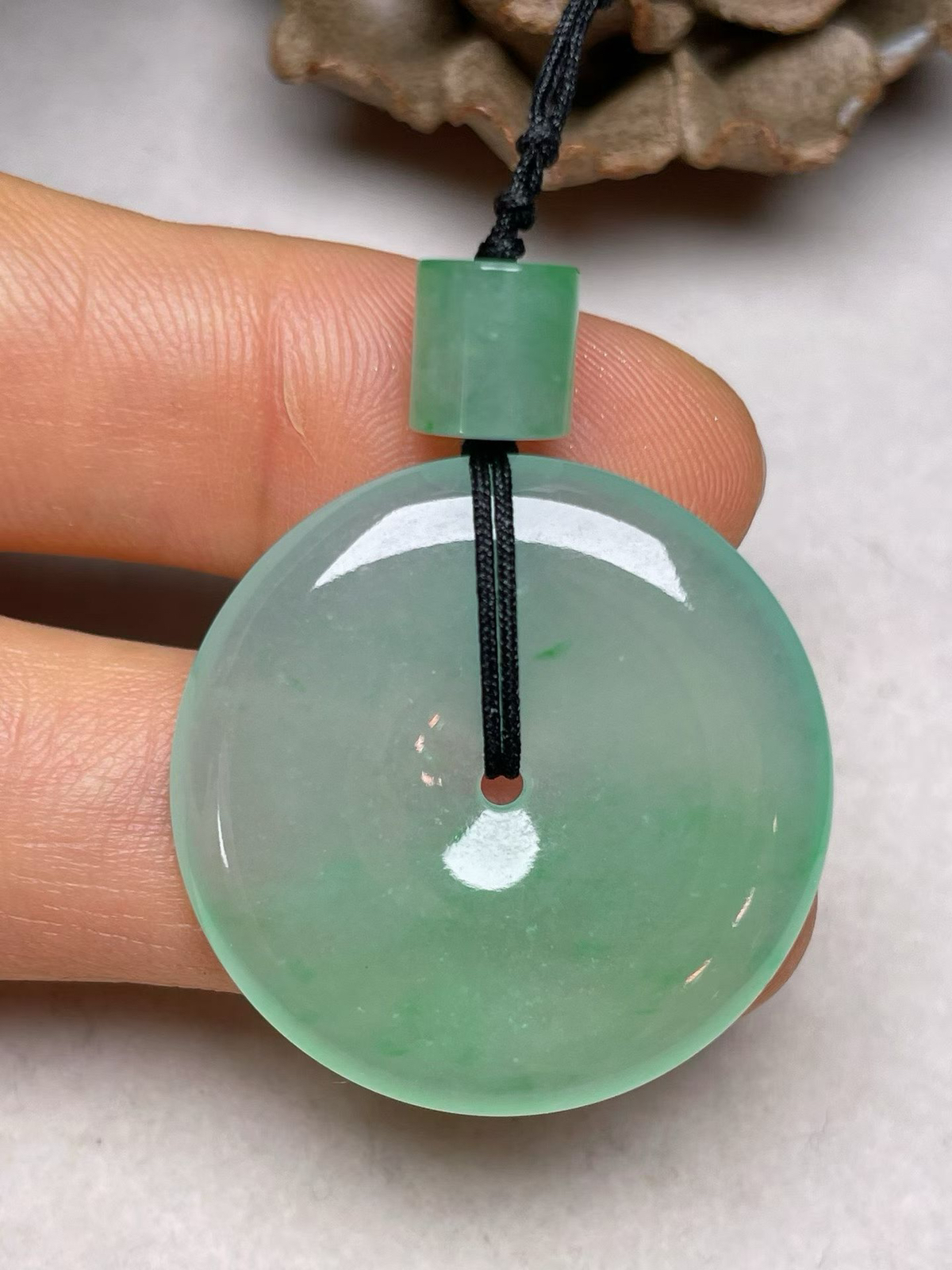 冰种飘绿【平安扣】吊坠、种水好，玉质细腻 ，卖相好