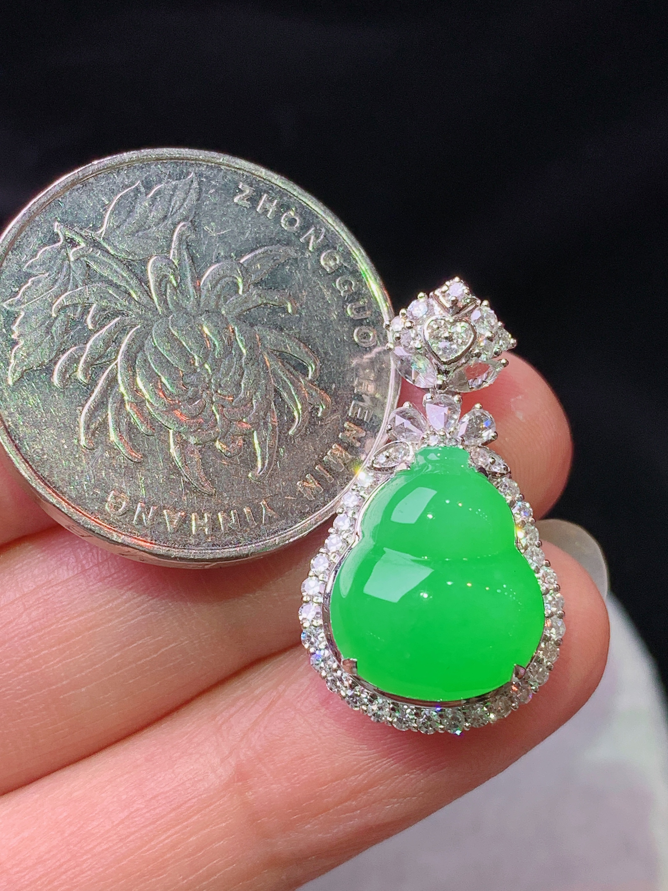 18k金钻镶嵌冰阳绿葫芦吊坠 玉质细腻 色泽艳丽清新 水润亮眼 整体尺寸25.8*14.6*9.8h1