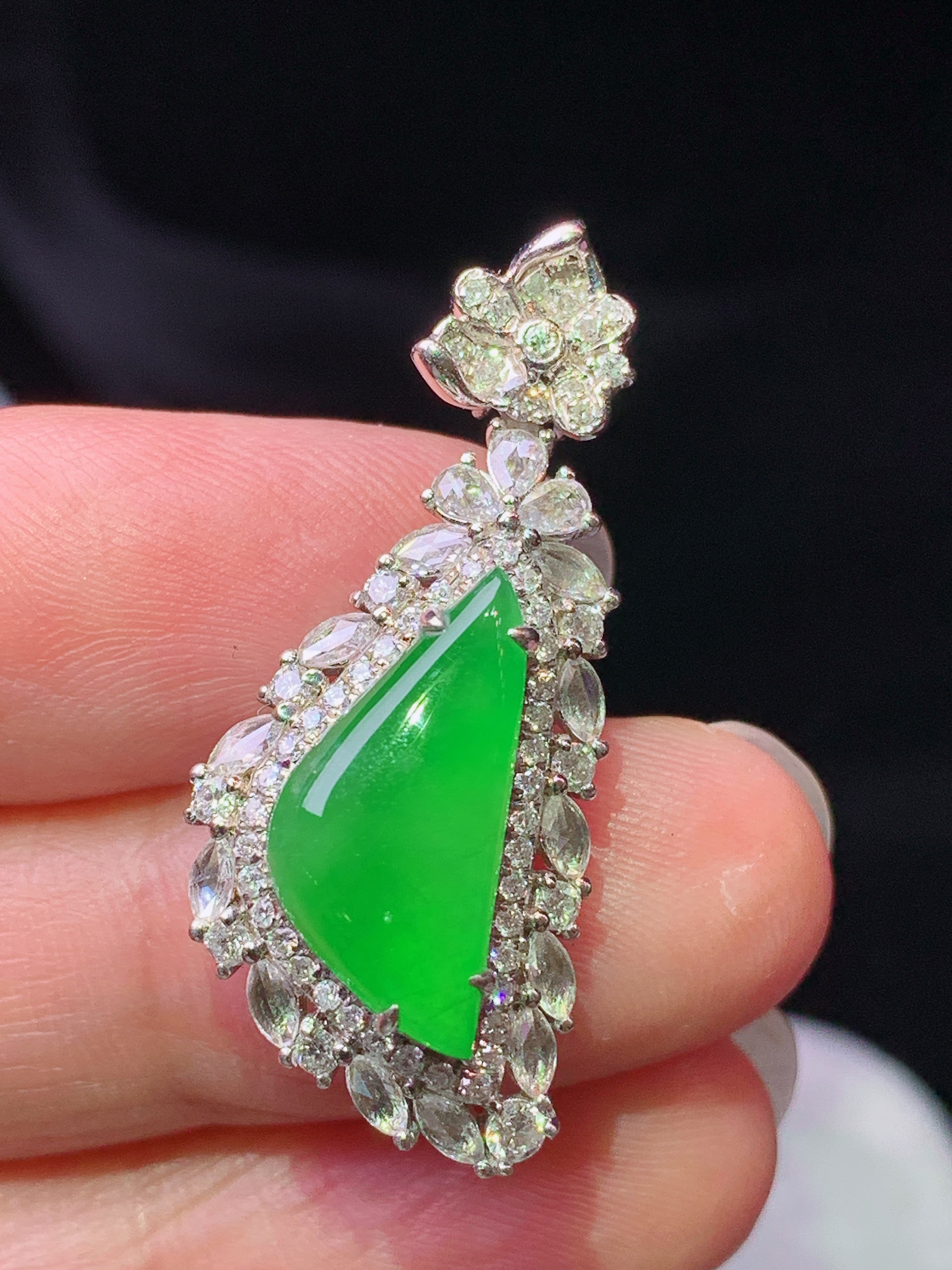 18k金钻镶嵌冰阳绿随形吊坠 玉质细腻 色泽艳丽清新 水润亮眼 整体尺寸32.5*14*9.5s1