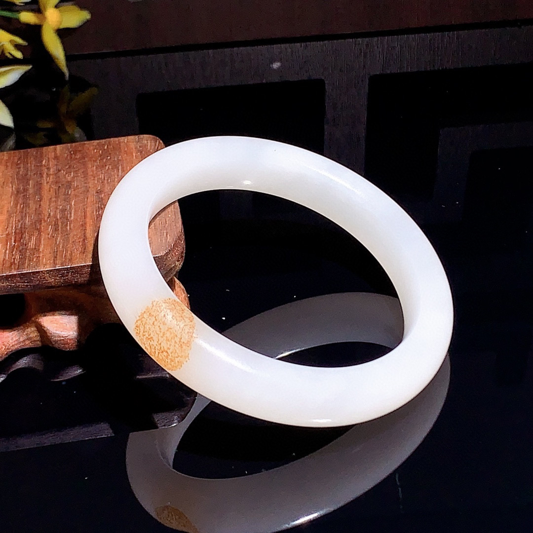 和田玉59圈羊脂白手镯！59圈口枣红皮，圈口59宽12.5玉质细腻油润 底色纯净 无裂无杂 脂粉好，品质高。