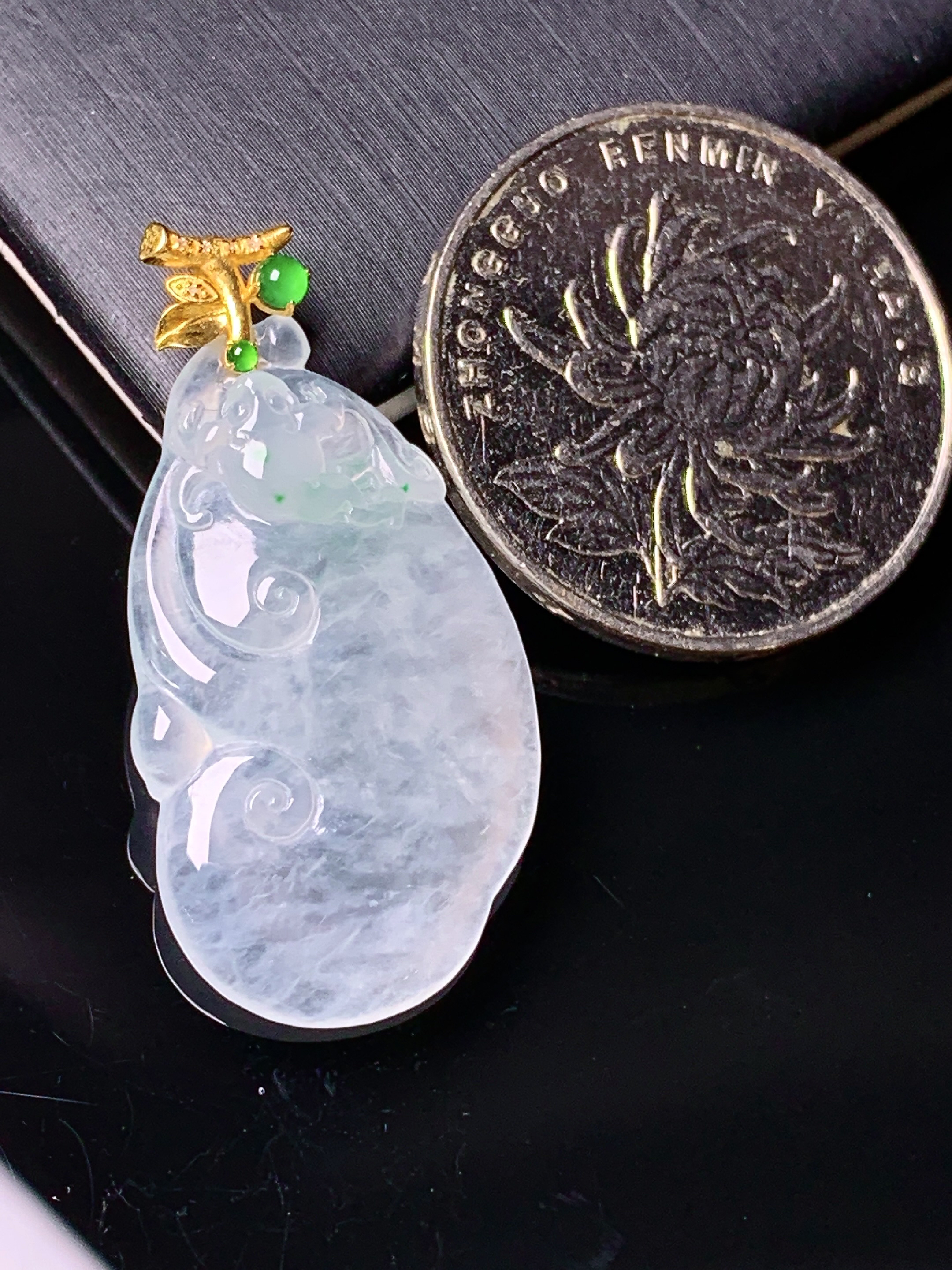 18k金钻镶嵌冰种如意吊坠 玉质细腻 色泽艳丽清新 水润亮眼 整体尺寸33*16.8*4.8e1