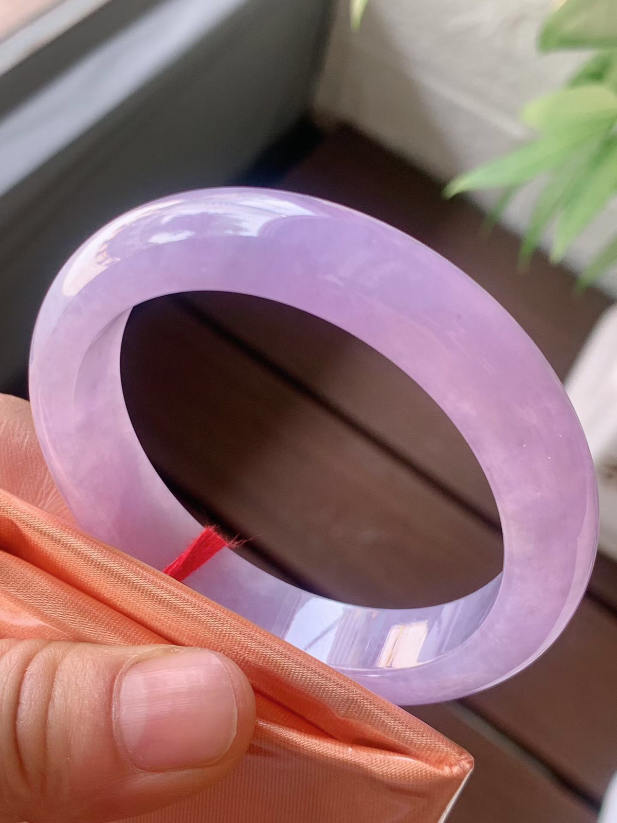 【翡翠名称】老种冰紫罗兰52.6正圈口手镯
【翡翠尺寸】52.6/12.4/8.6mm适合51.6-54正圈口佩戴
【翡翠描述】宝贝种老水足，玉质细腻，色泽靓丽，性价比高，佩戴效果好！
【其它赠送】权威证书/精美挂绳盒子/支持全国复检