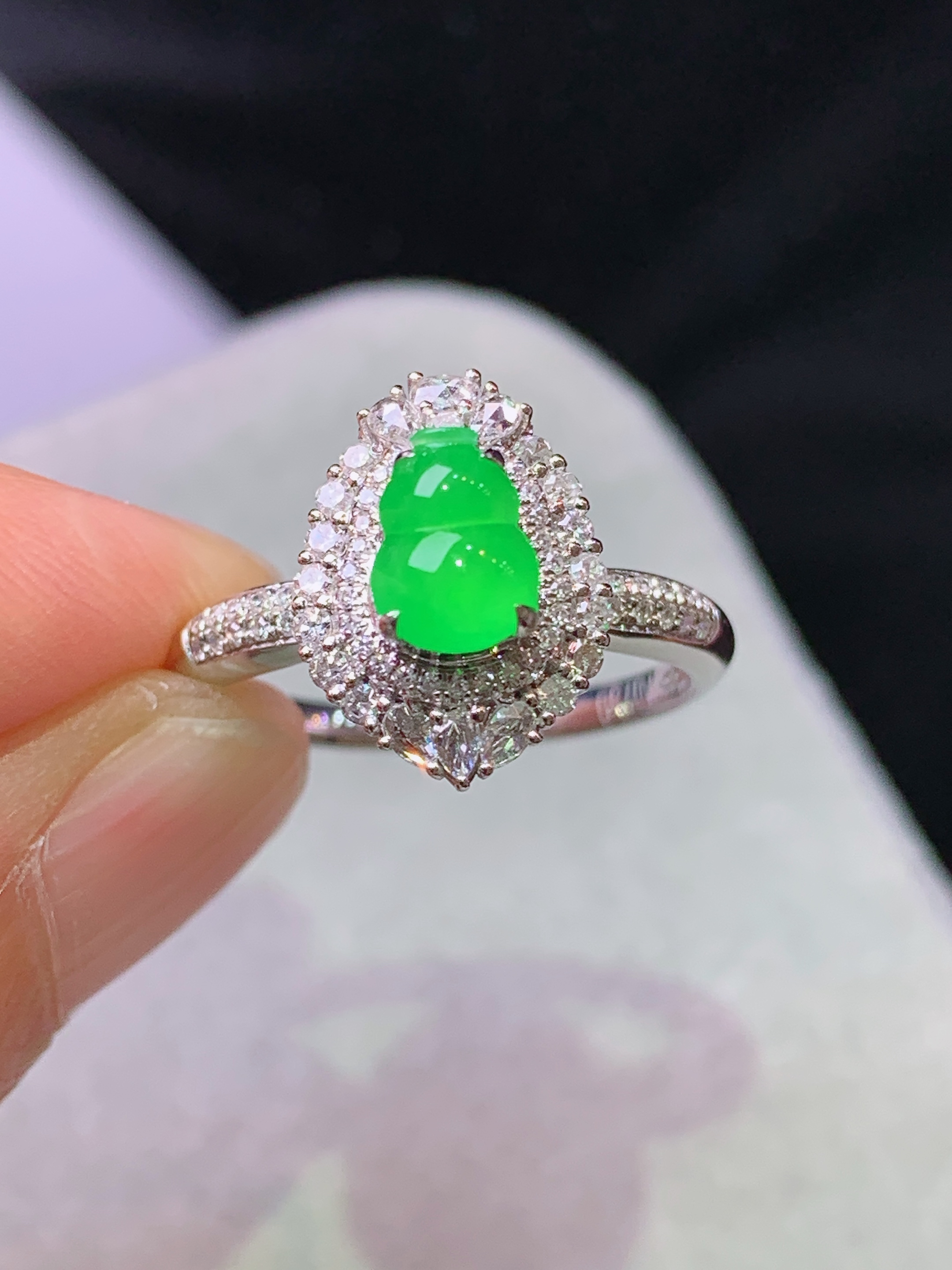 18k金钻镶嵌冰阳绿葫芦戒指 玉质细腻 色泽艳丽清新 水润亮眼 圈口13 整体尺寸13.2*10*9h1