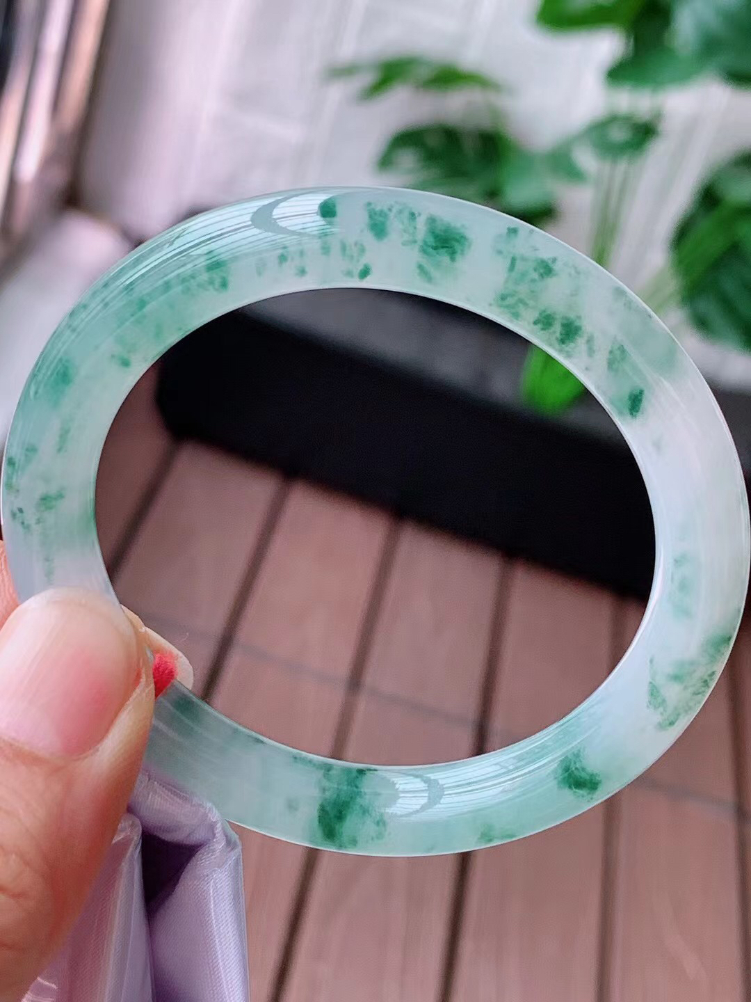 【翡翠名称】老种冰飘花52圈口圆条翡翠手镯
【翡翠尺寸】52/8.5/8.3mm适合52-54正圈口佩戴
【翡翠描述】宝贝种老水足，玉质细腻，色泽靓丽，性价比高，佩戴效果好！
【其它赠送】权威证书/精美挂绳盒子/支持全国复检