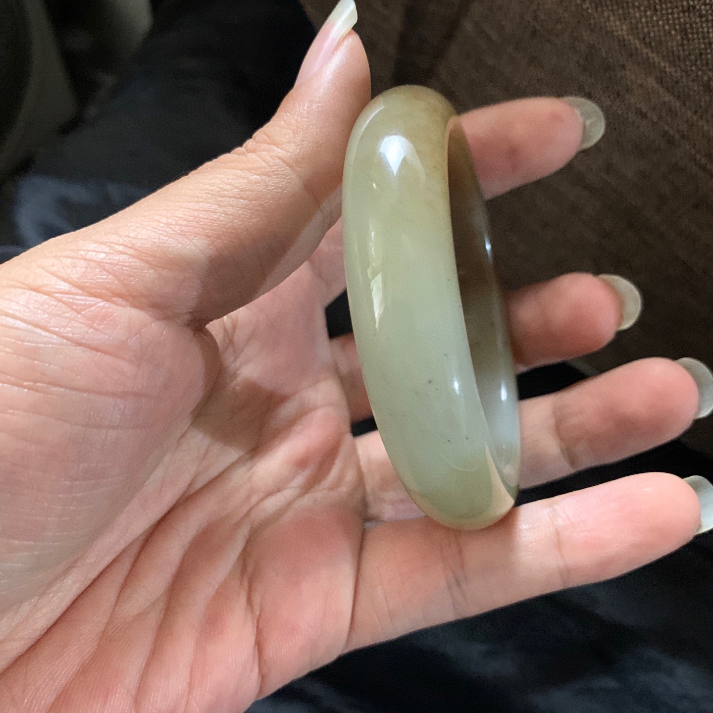 55圈口和田玉且末糖料宽版手镯，和田玉55圈口手镯，镯型古朴典雅。在诗情画意的雨巷相遇，你是我腕间的一抹风情，有你眸有深情.清风荡漾湖间静水，我愿俯身低眉，在烟波涟漪处寻