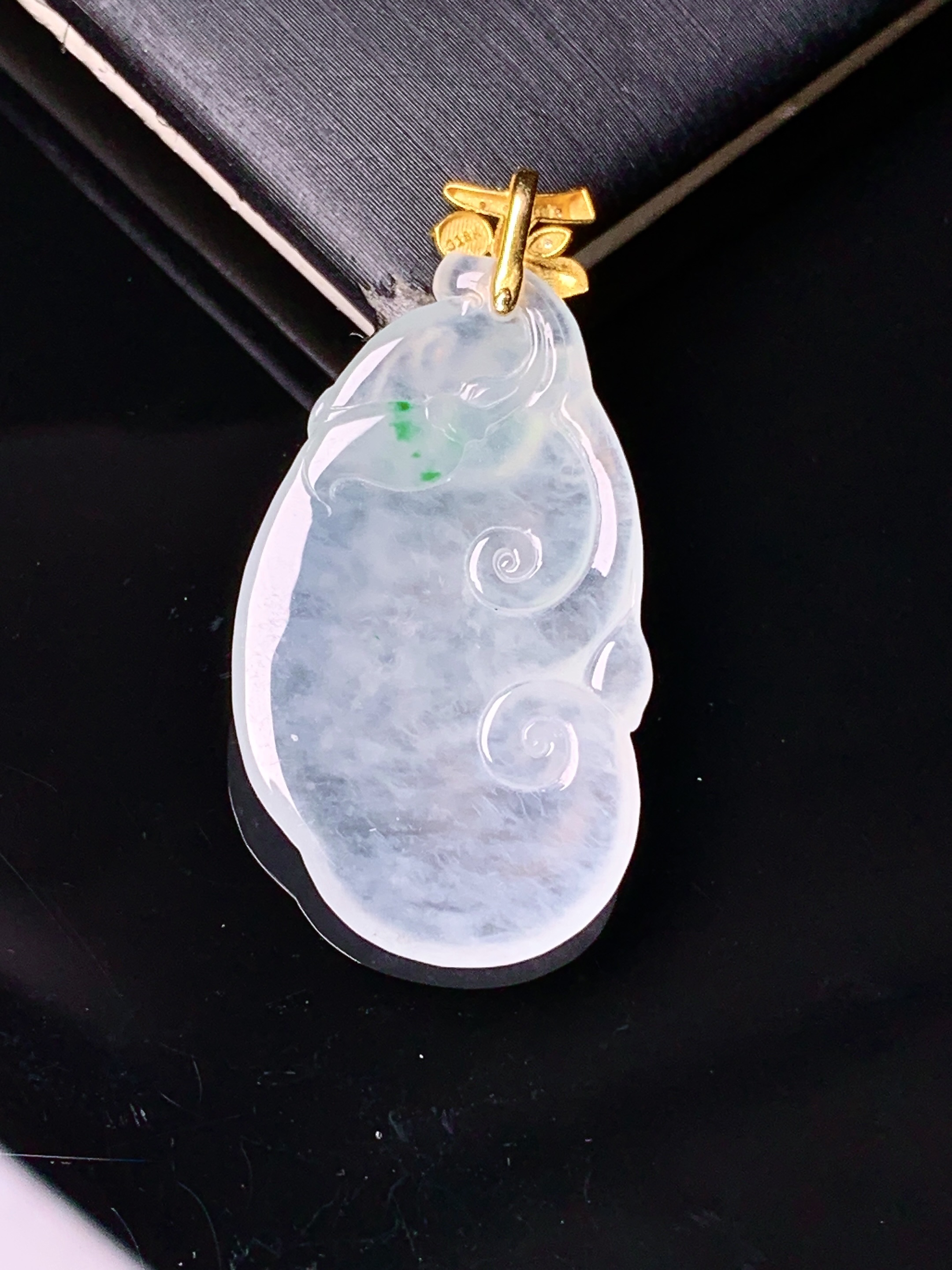 18k金钻镶嵌冰种如意吊坠 玉质细腻 色泽艳丽清新 水润亮眼 整体尺寸33*16.8*4.8e1