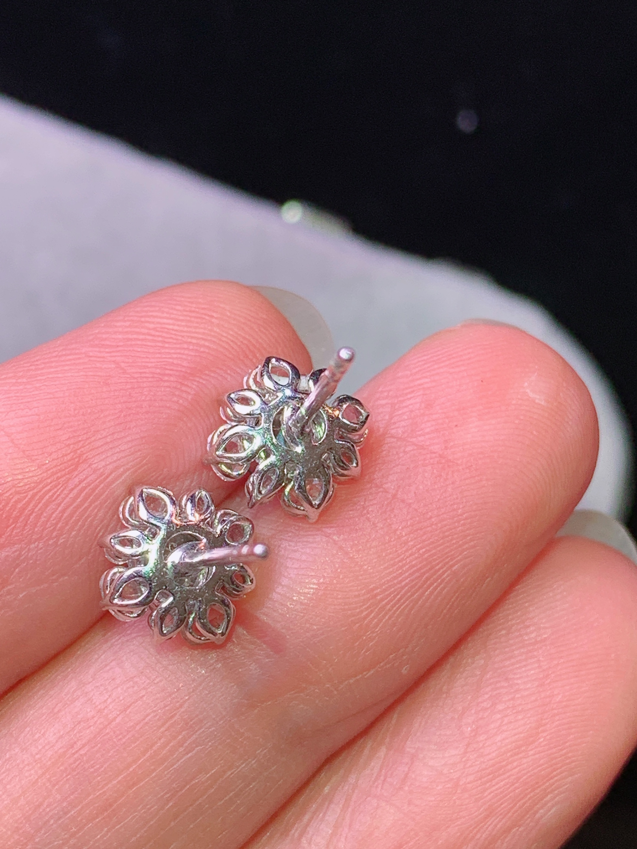 18k金钻镶嵌满绿蛋面耳钉 玉质细腻 色泽艳丽清新 水润亮眼 整体尺寸9*8.5*8p1