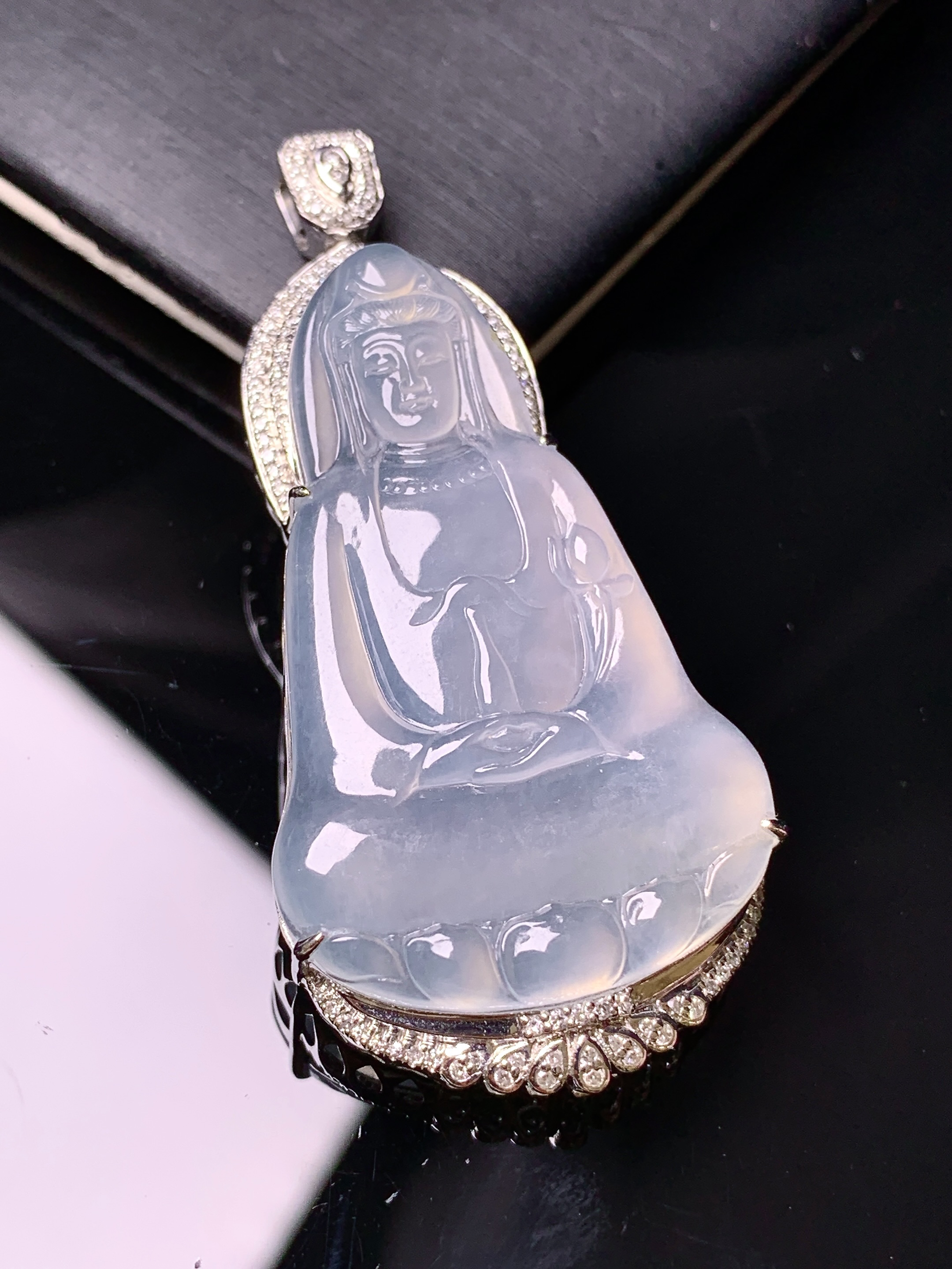 18k金钻镶嵌冰种观音菩萨吊坠 玉质细腻 色泽艳丽清新 水润亮眼 整体尺寸53*24*8.5g2