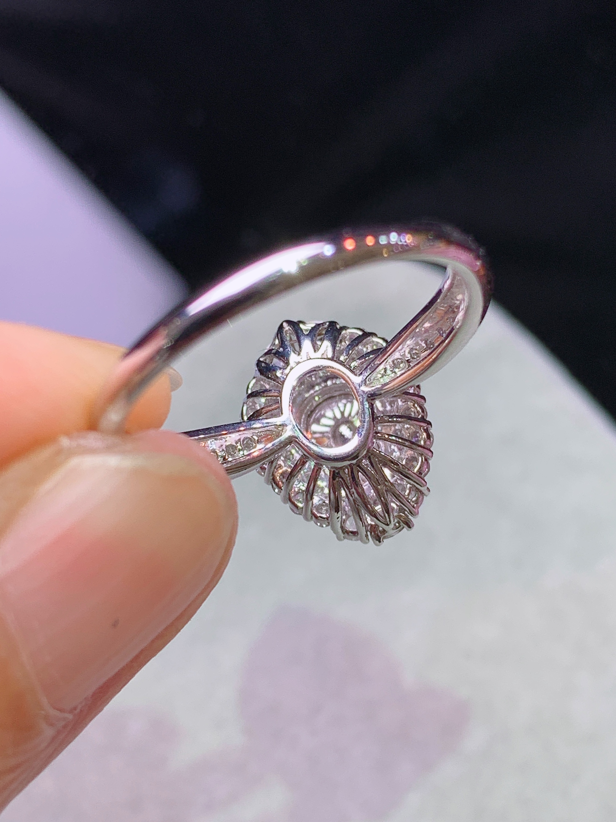 18k金钻镶嵌冰阳绿葫芦戒指 玉质细腻 色泽艳丽清新 水润亮眼 圈口13 整体尺寸13.2*10*9h1