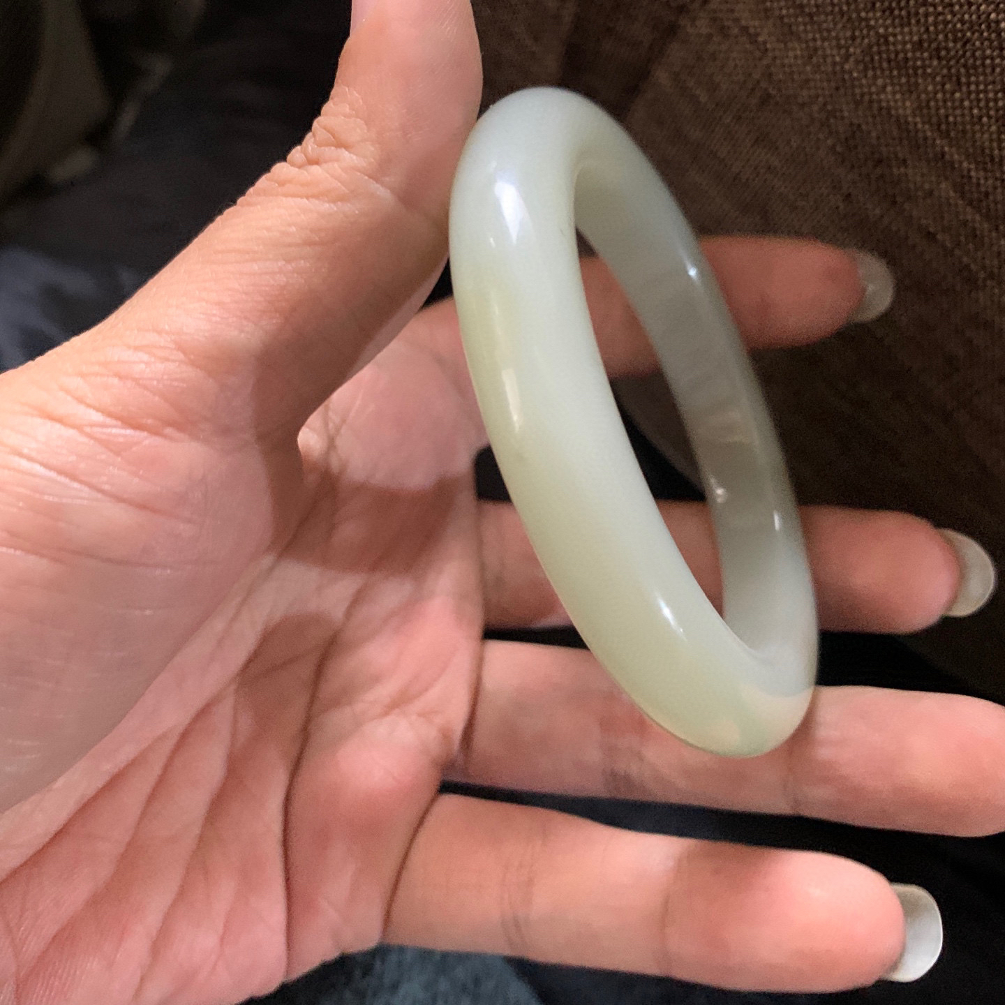 59圈口和田玉且末糖料宽版手镯，和田玉59圈口手镯，镯型古朴典雅。在诗情画意的雨巷相遇，你是我腕间的