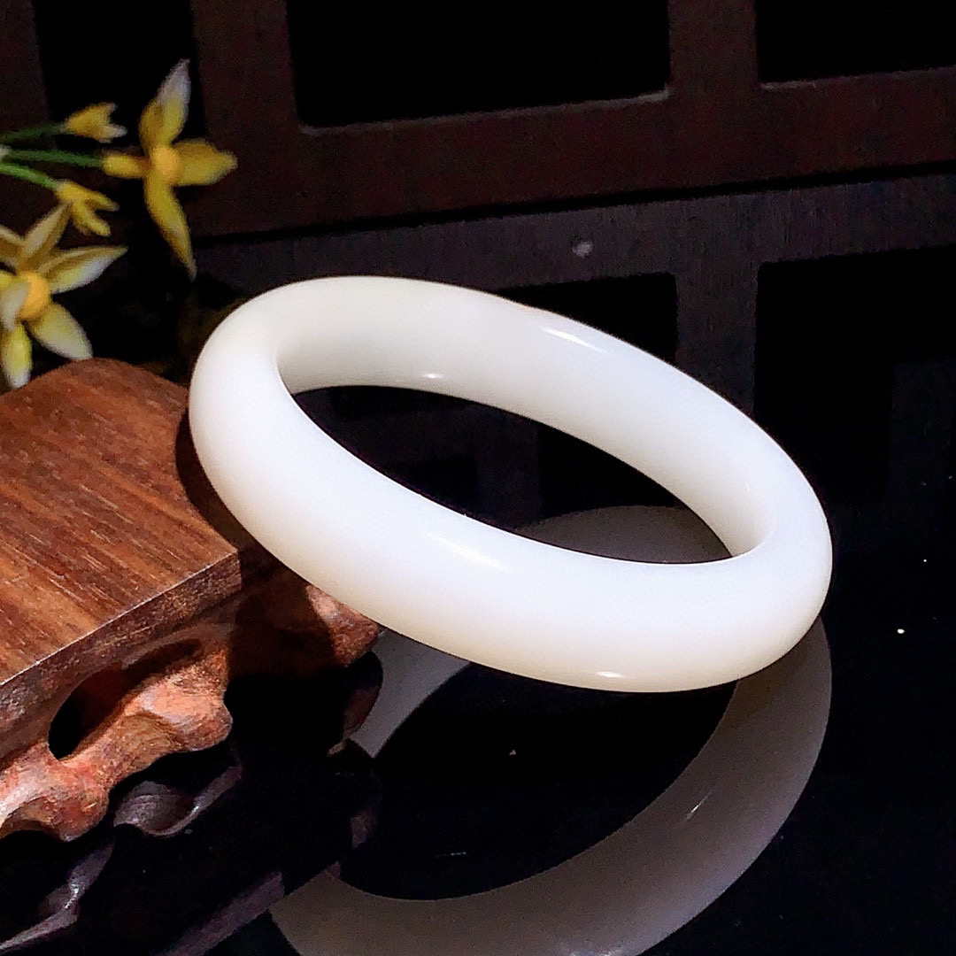 和田玉58圈羊脂白宽条手镯！58圈口枣红皮，玉质细腻油润 底色纯净 无裂无杂 脂粉好，品质高。