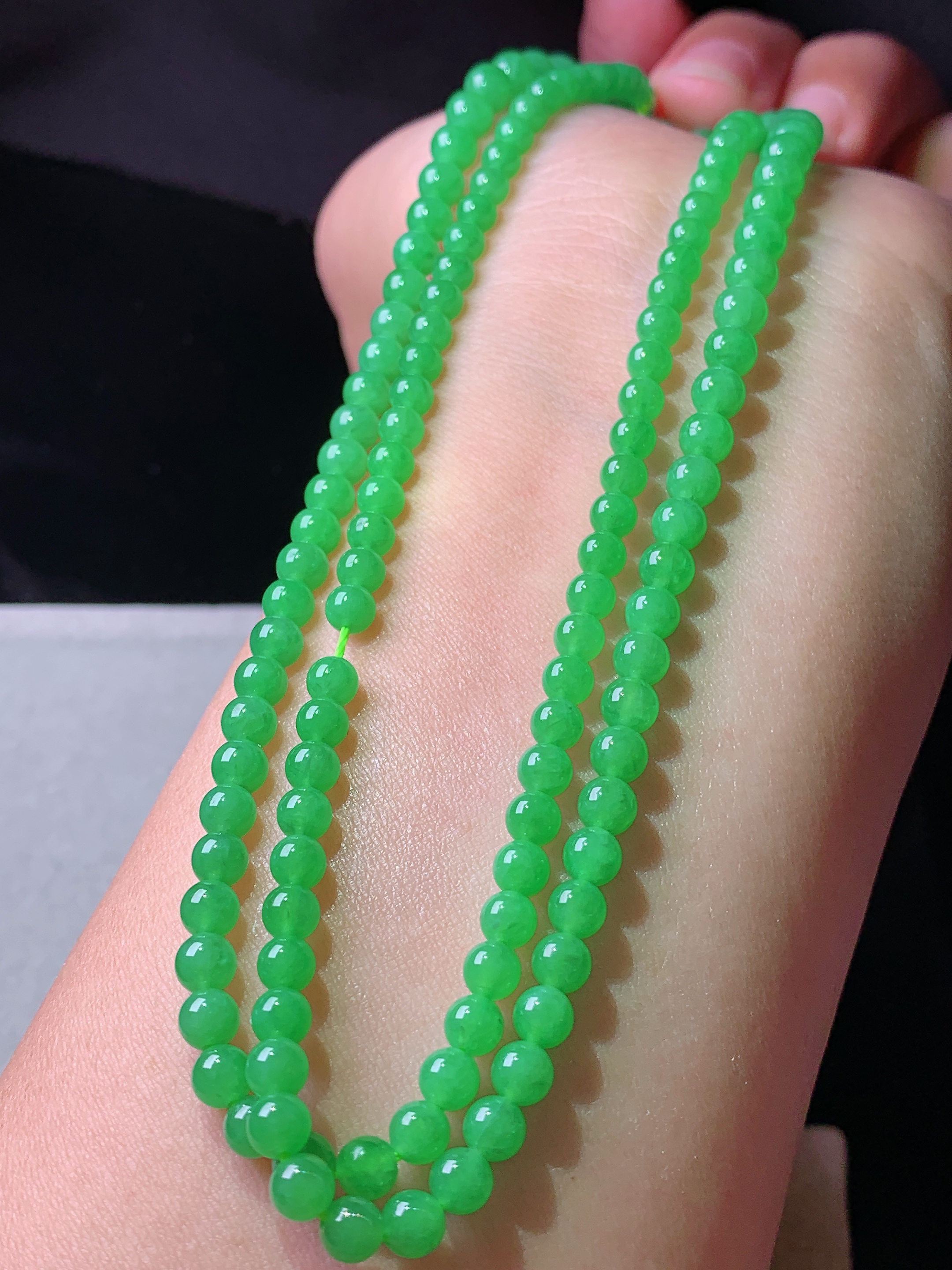 满绿圆珠项链 玉质细腻 色泽艳丽清新 水润亮眼 整体尺寸5h3