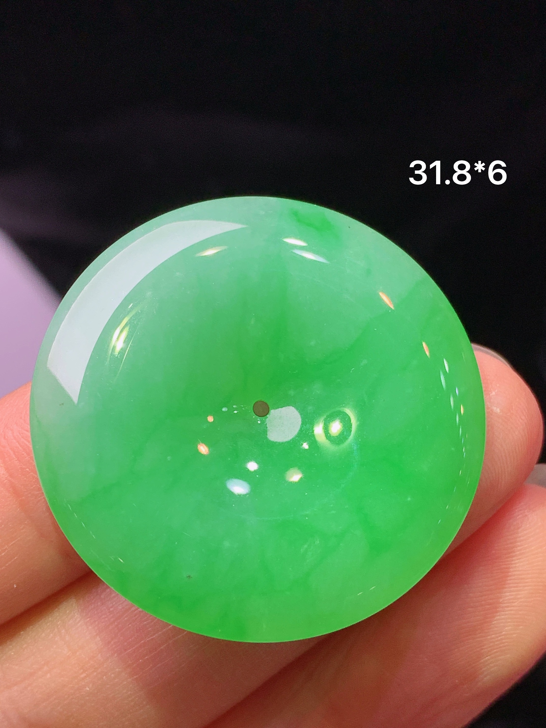 阳绿平安扣吊坠 玉质细腻 色泽艳丽清新 水润亮眼 整体尺寸31.6*6m2