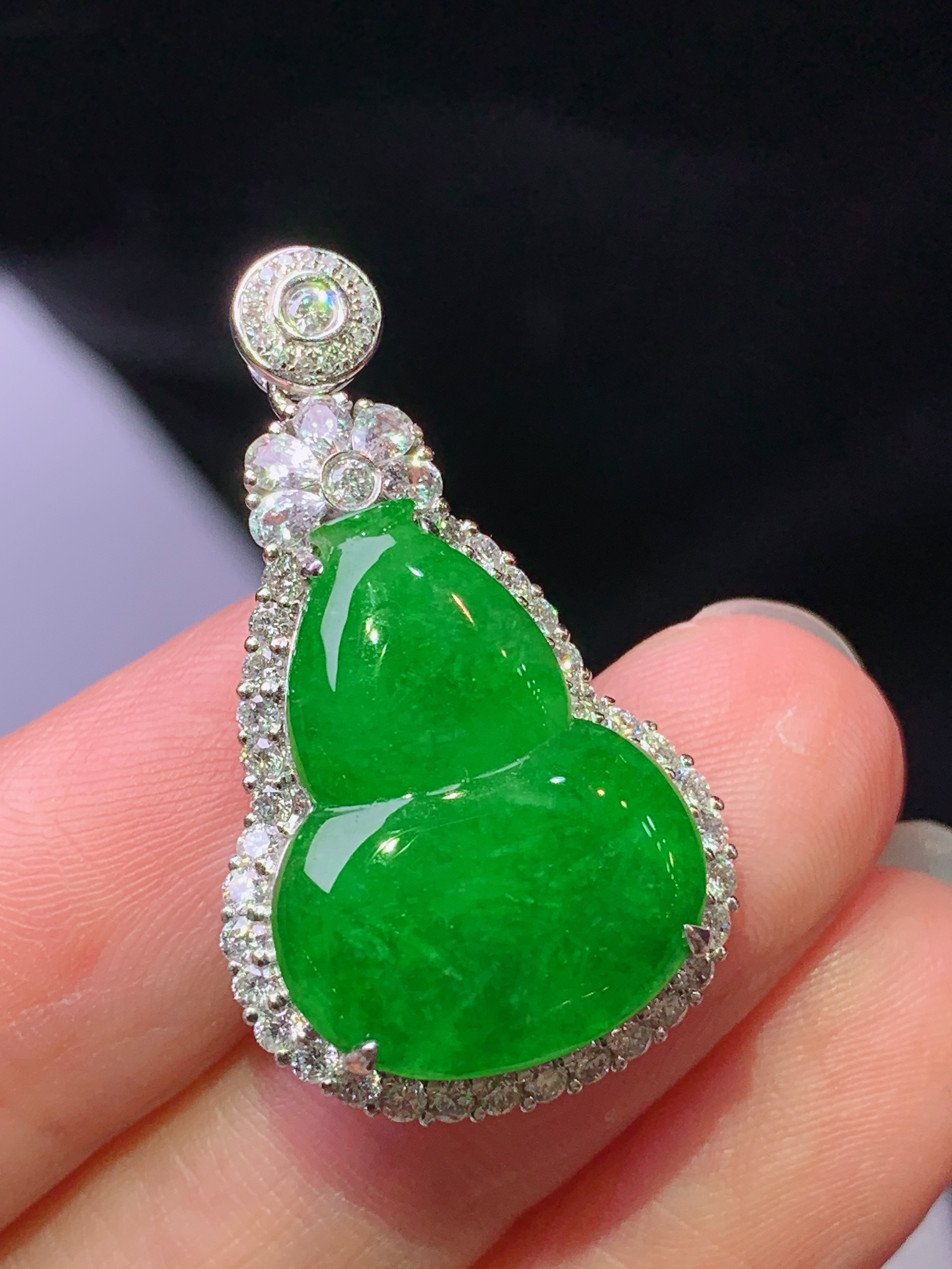 18k金钻镶嵌满绿葫芦吊坠 玉质细腻 色泽艳丽清新 水润亮眼 整体尺寸31.2*18.3*7.8s1