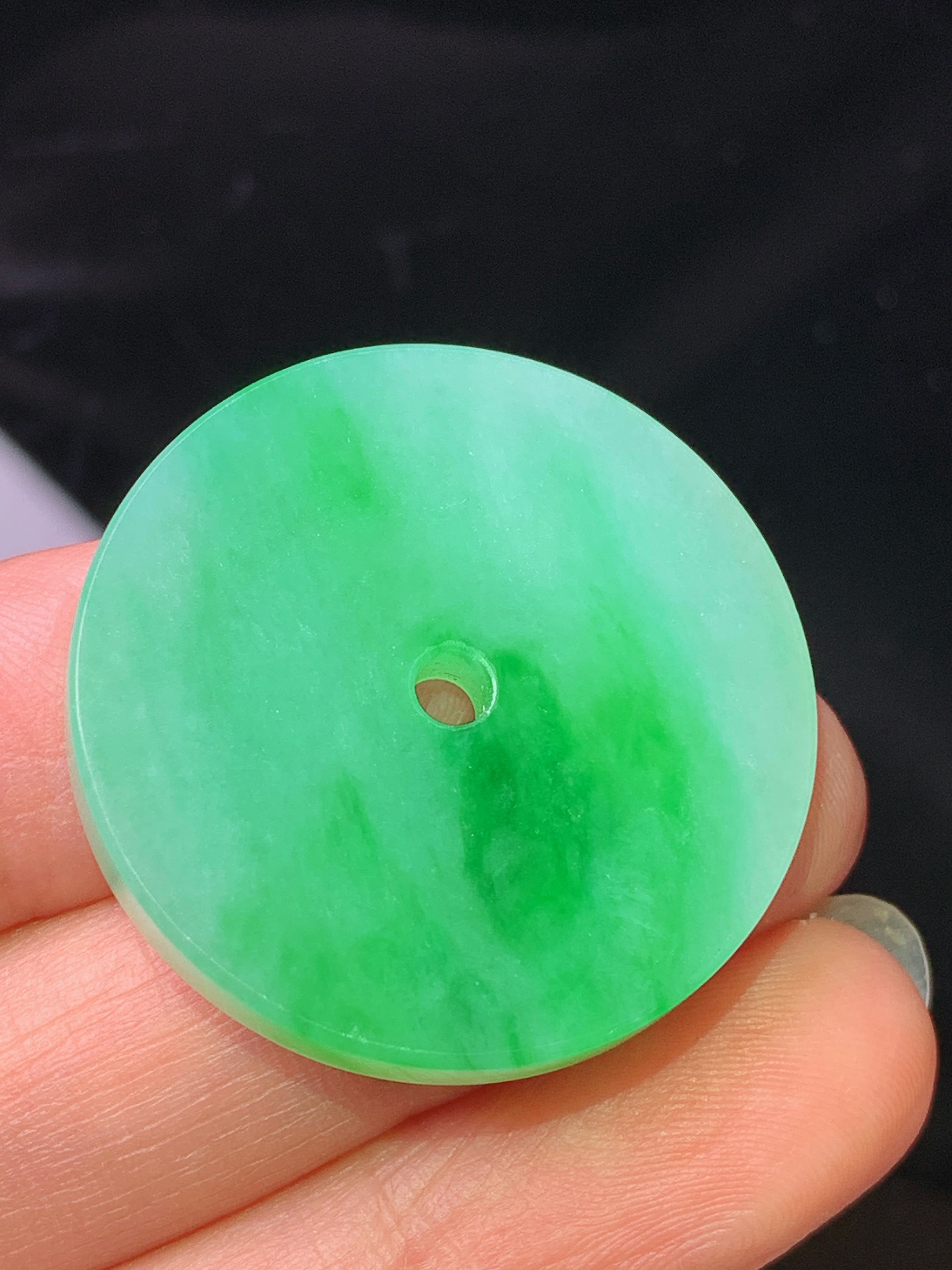 飘阳绿圆牌吊坠 玉质细腻 色泽艳丽清新 水润亮眼 整体尺寸29.8*29.8*3.6m2