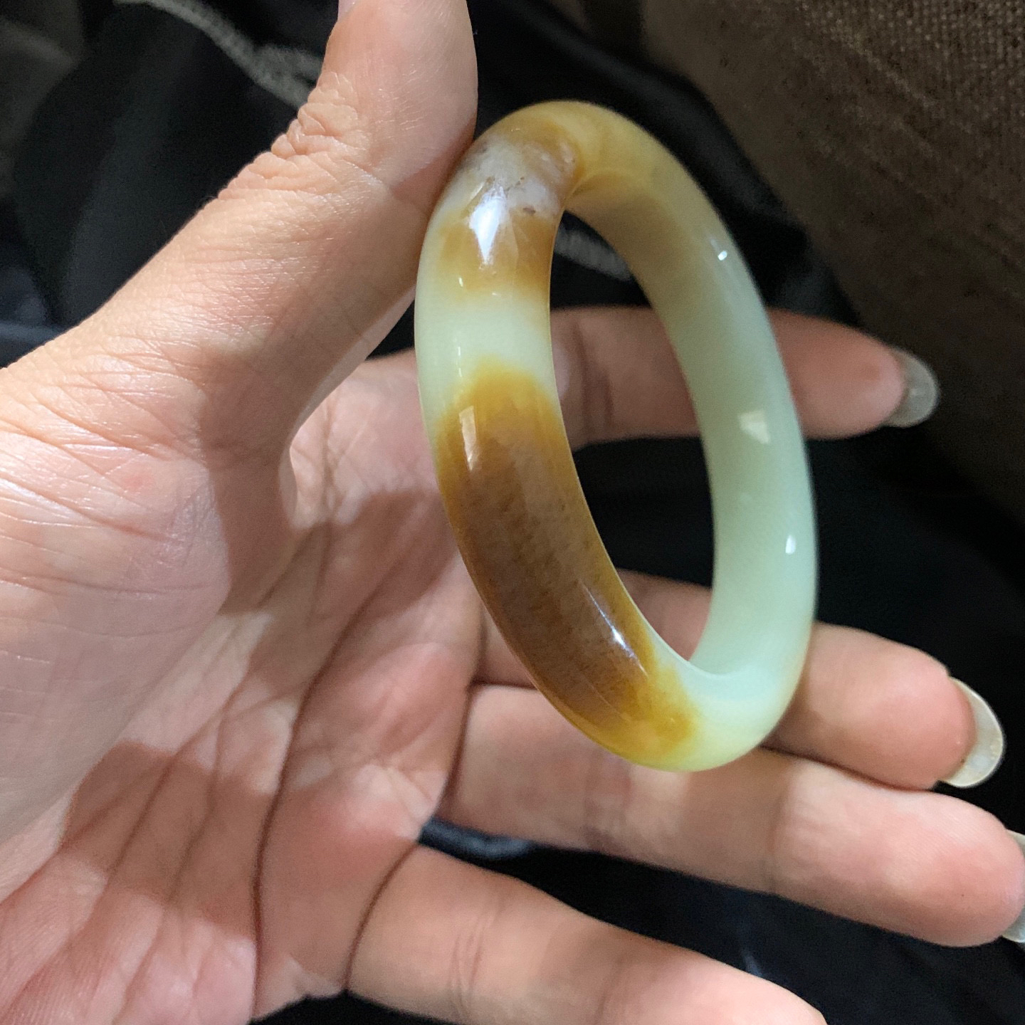 54.5圈口和田玉且末糖料宽版手镯，和田玉54.5圈口手镯，镯型古朴典雅。在诗情画意的雨巷相遇，你是我腕间的一抹风情，有你眸有深情.清风荡漾湖间静水，我愿俯身低眉，在烟波涟漪处