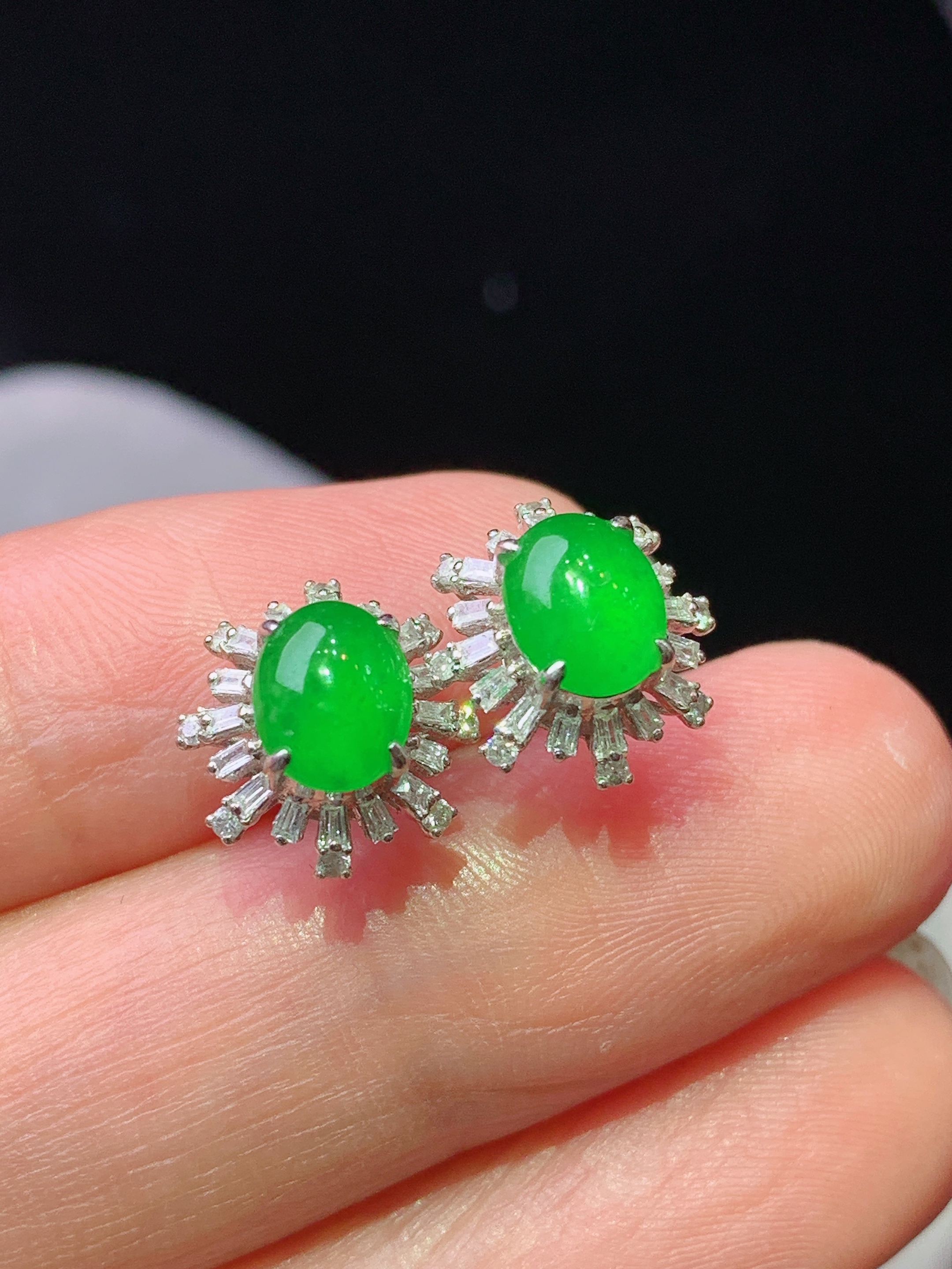 18k金钻镶嵌冰阳绿耳钉 玉质细腻 色泽艳丽清新 水润亮眼 整体尺寸11.2*10*6.8p1