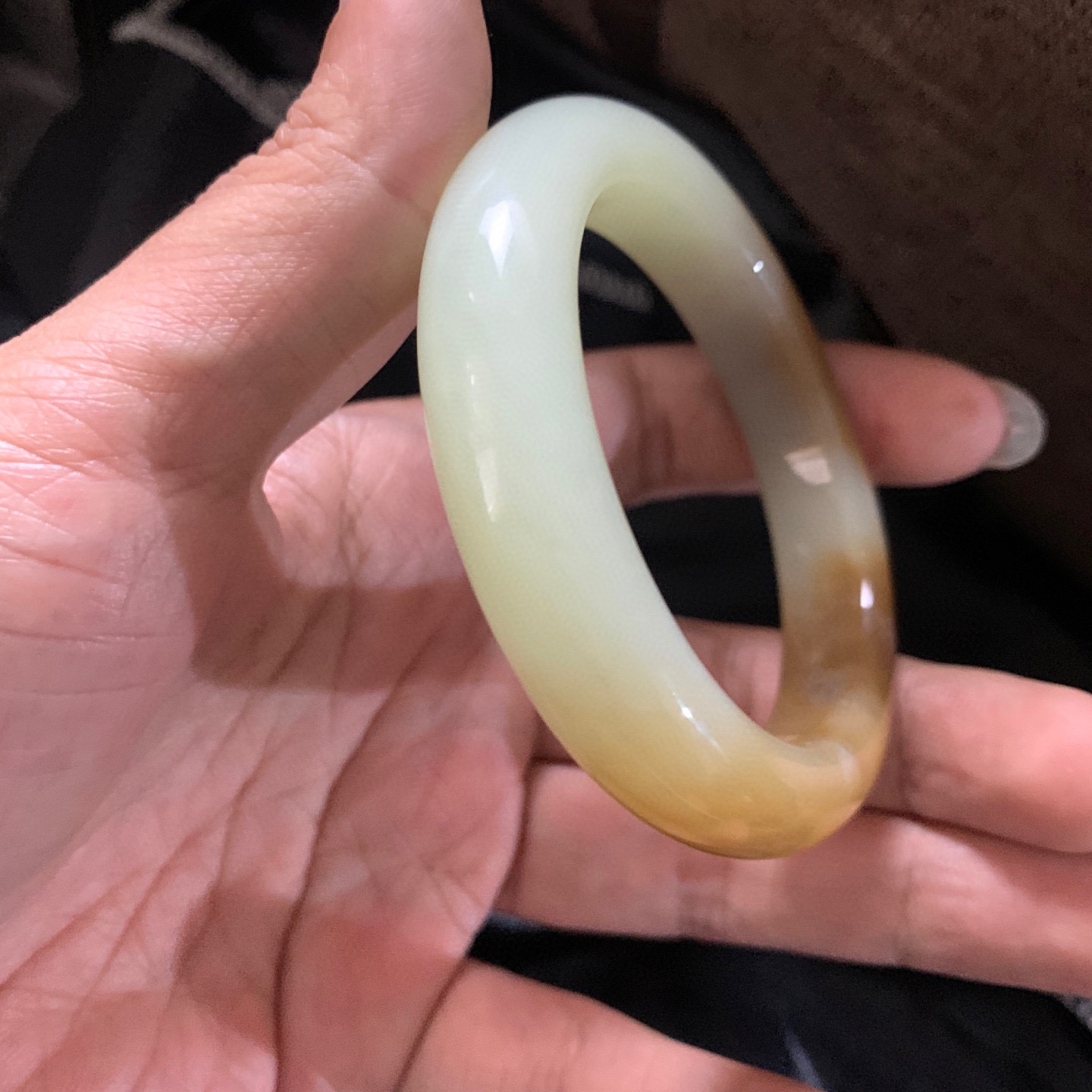 54.5圈口和田玉且末糖料宽版手镯，和田玉54.5圈口手镯，镯型古朴典雅。在诗情画意的雨巷相遇，你是我腕间的一抹风情，有你眸有深情.清风荡漾湖间静水，我愿俯身低眉，在烟波涟漪处