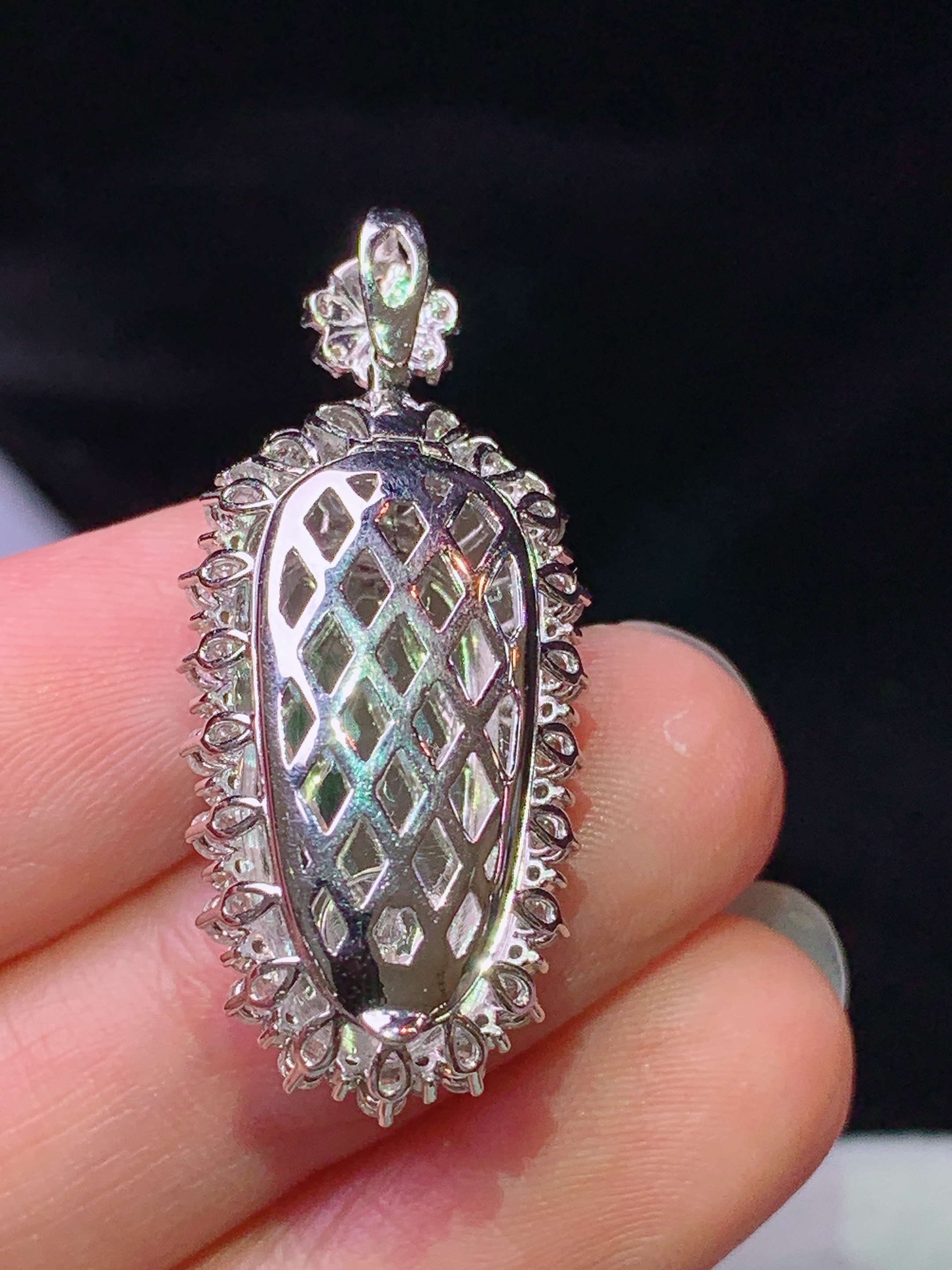 18k金钻镶嵌冰阳绿树叶吊坠 玉质细腻 色泽艳丽清新 水润亮眼 整体尺寸33.8*15*10m2