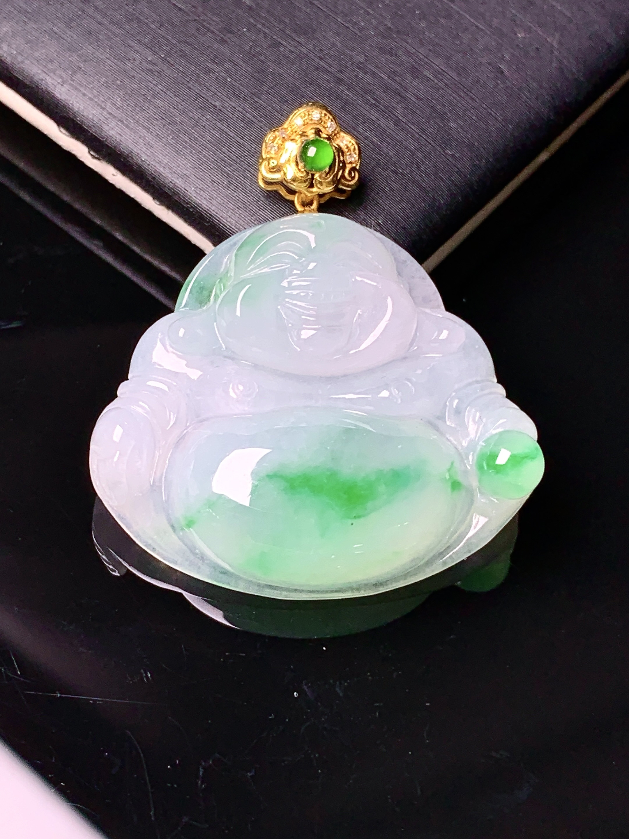18k金镶嵌飘绿佛公吊坠 玉质细腻 色泽艳丽清新 水润亮眼 整体尺寸32.5*28.3*6.5x1