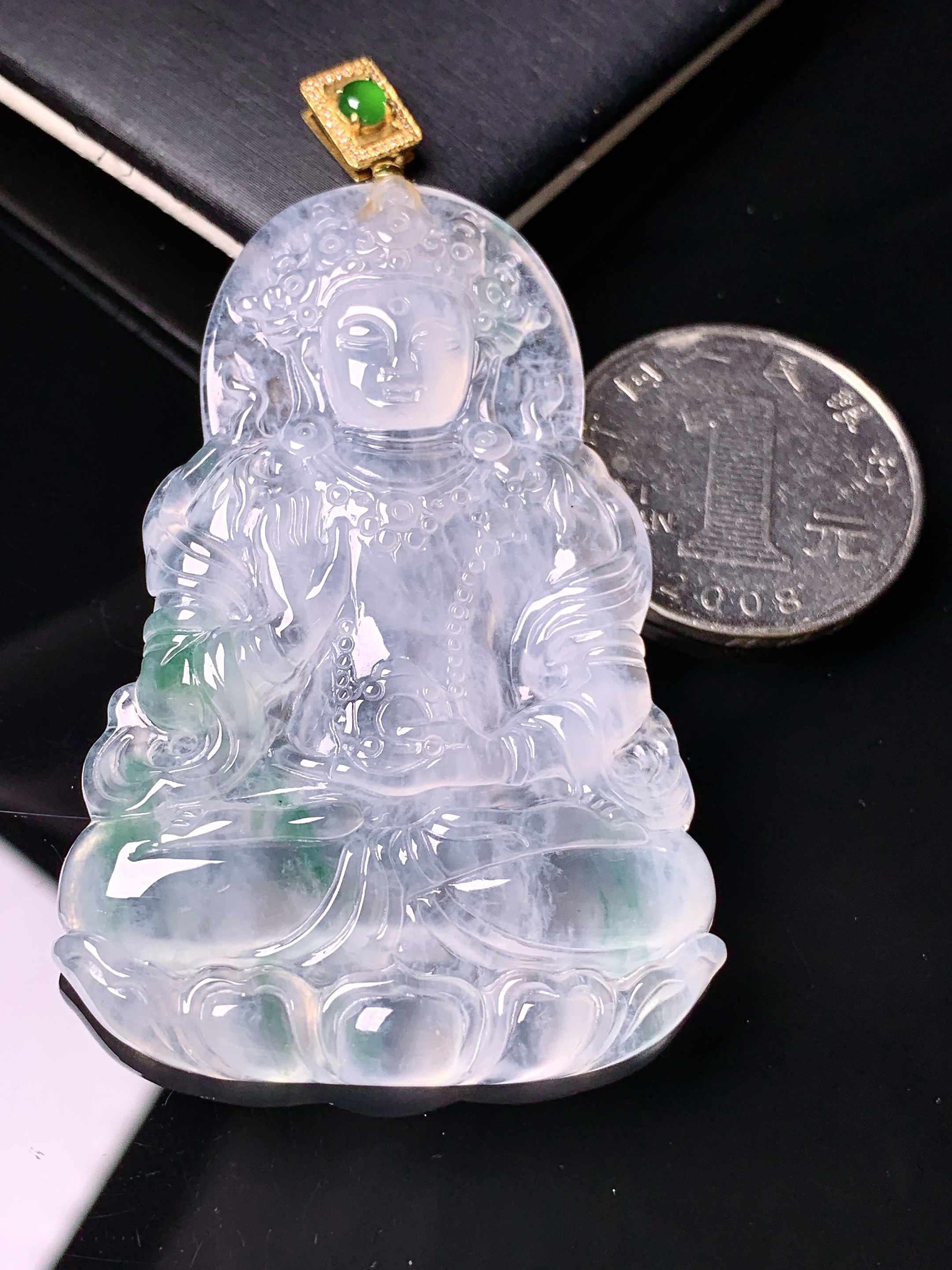 18k金钻镶嵌冰种飘绿观音吊坠 玉质细腻 色泽艳丽清新 水润亮眼 整体尺寸65*38*5.5h3