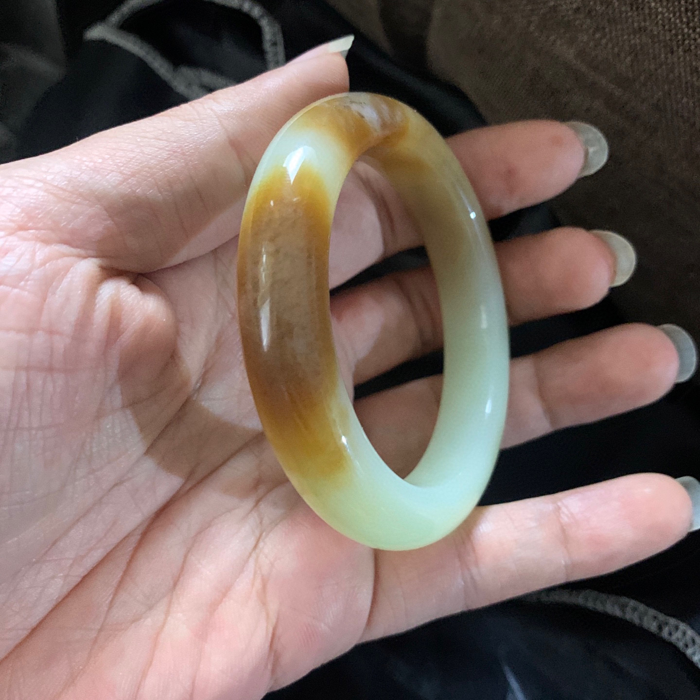 54.5圈口和田玉且末糖料宽版手镯，和田玉54.5圈口手镯，镯型古朴典雅。在诗情画意的雨巷相遇，你是