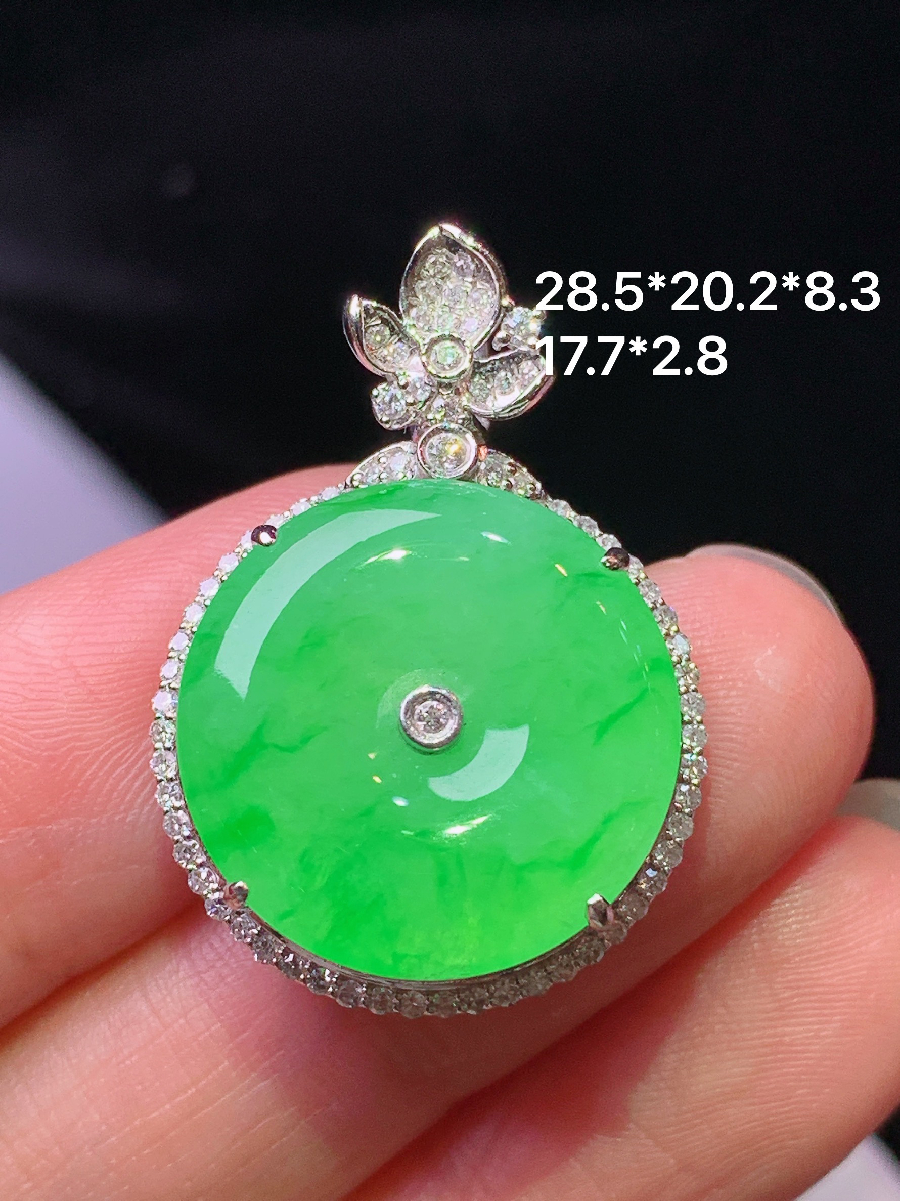 18k金钻镶嵌吊坠 玉质细腻 色泽艳丽清新 水润亮眼 整体尺寸28.5*20.2*8.3L2