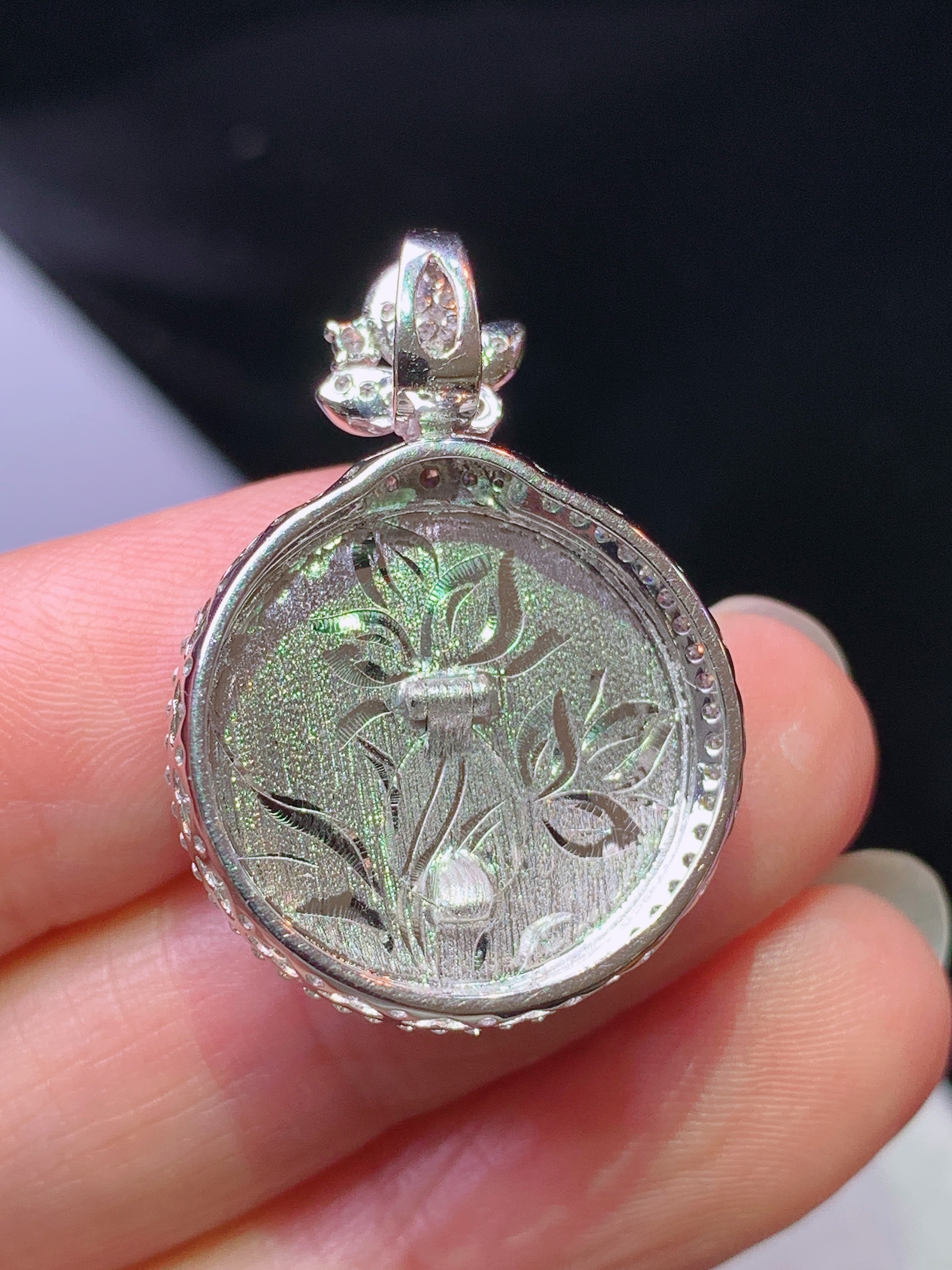 18k金钻镶嵌吊坠 玉质细腻 色泽艳丽清新 水润亮眼 整体尺寸28.5*20.2*8.3L2