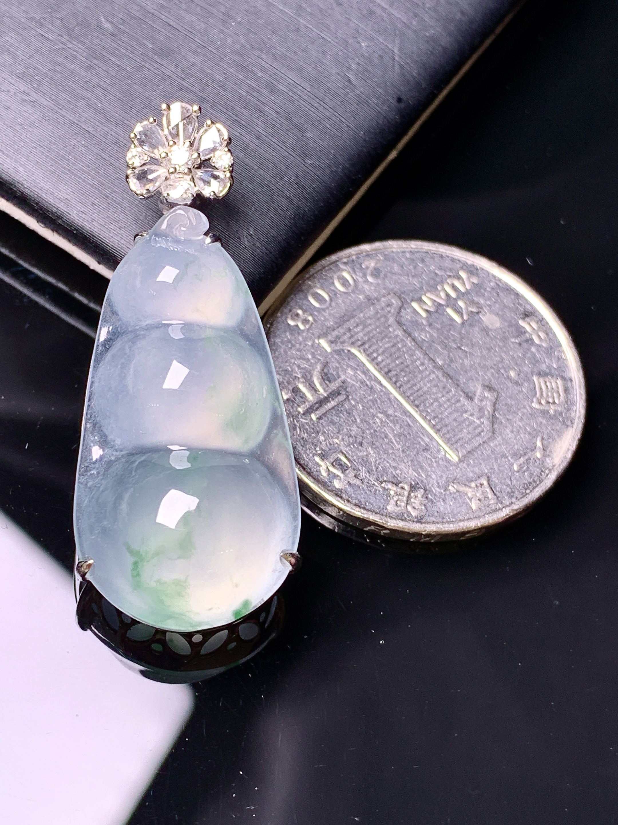 18k金钻镶嵌冰种四季豆吊坠 玉质细腻 色泽艳丽清新 水润亮眼 整体尺寸37*15*10g2