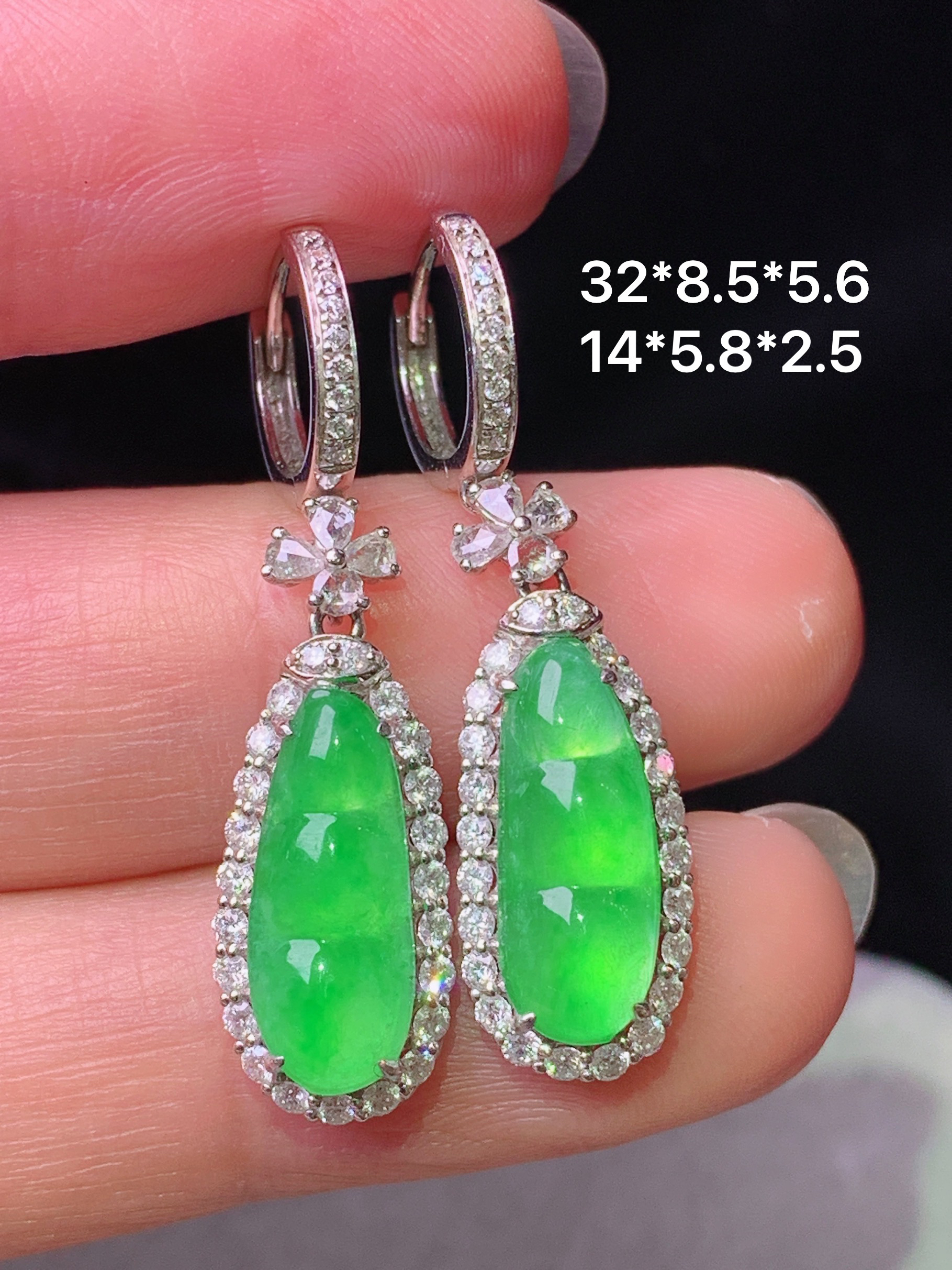 18k金钻镶嵌冰阳绿四季豆耳坠 玉质细腻 色泽艳丽清新 水润亮眼 整体尺寸32*8.5*5.6h1