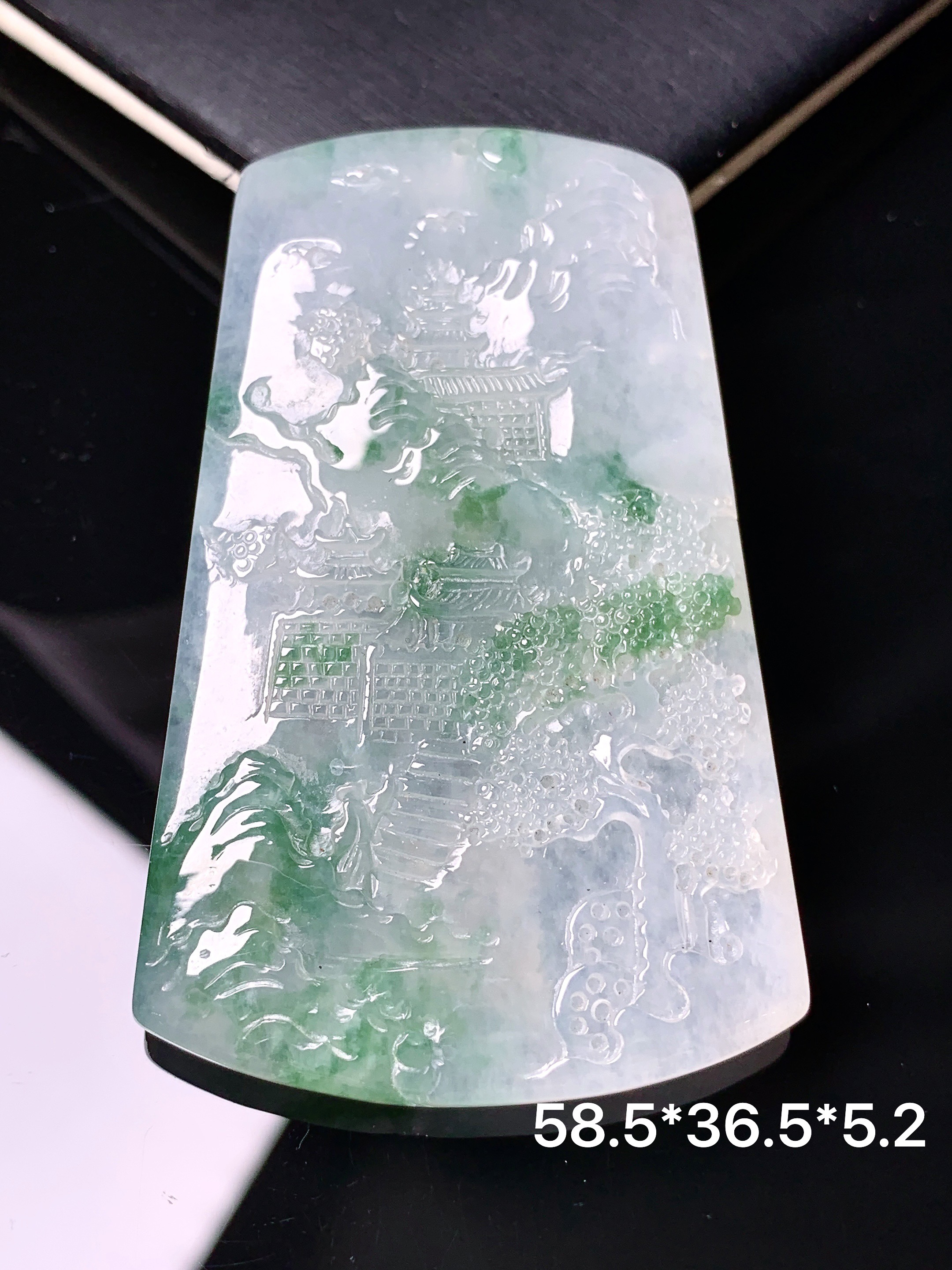 冰飘绿山水牌子吊坠 玉质细腻 色泽艳丽清新 水润亮眼 整体尺寸58.5*36.5*5.2h3