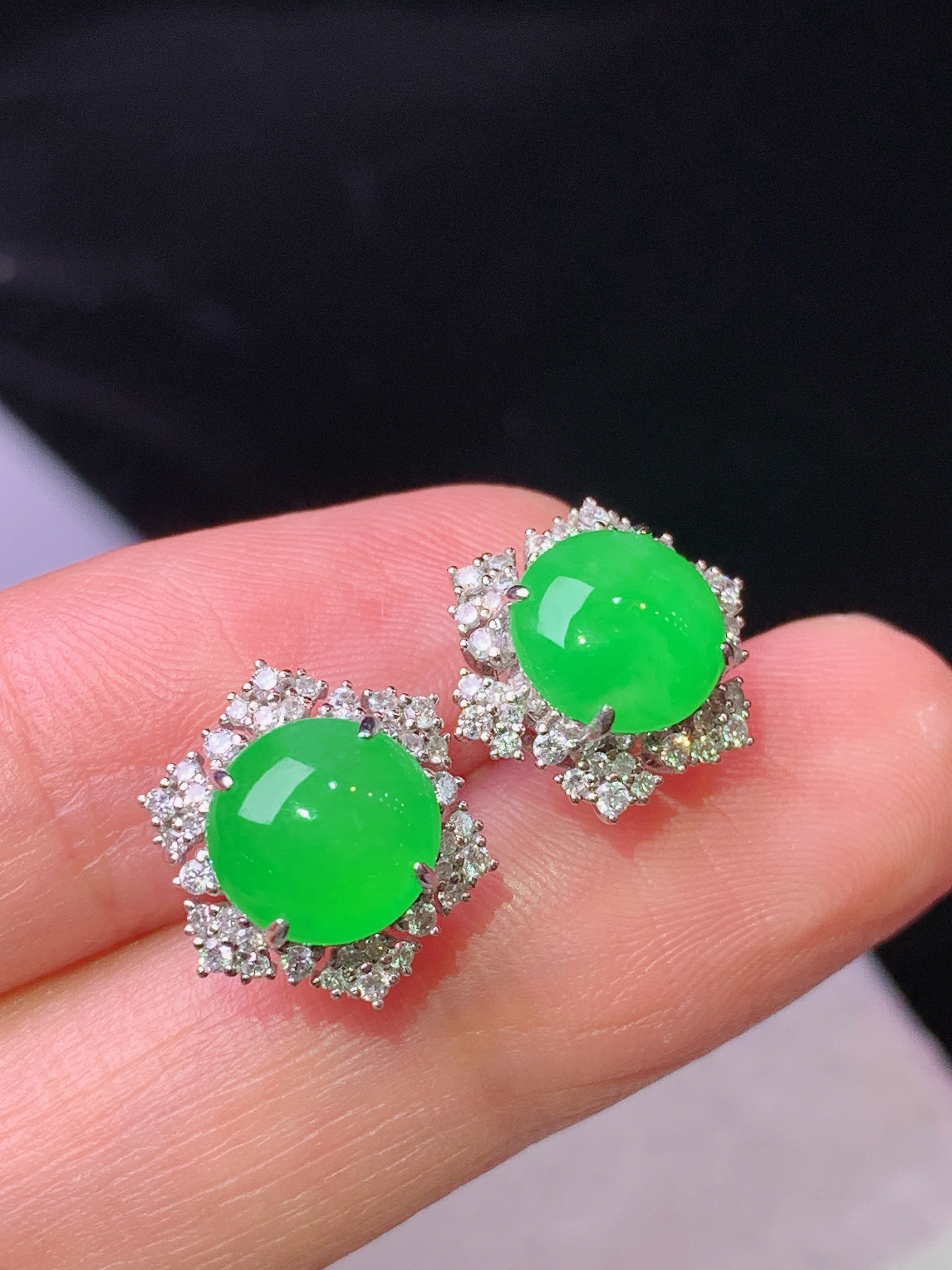 18k金钻镶嵌冰阳绿蛋面耳钉 玉质细腻 色泽艳丽清新 水润亮眼 整体尺寸12.6*7L2