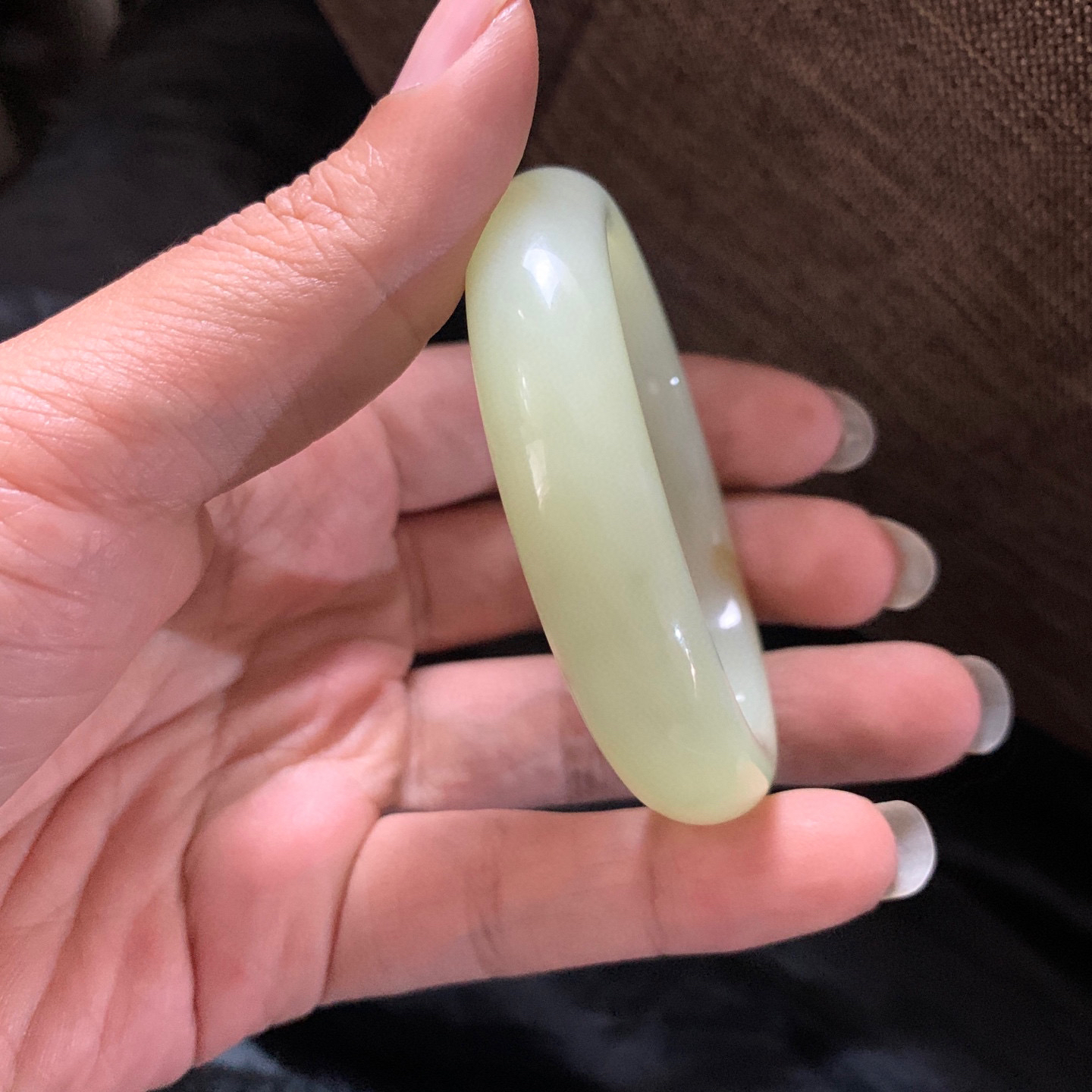 51.8圈口和田玉且末糖料宽版手镯，和田玉51.8圈口手镯，镯型古朴典雅。在诗情画意的雨巷相遇，你是我腕间的一抹风情，有你眸有深情.清风荡漾湖间静水，我愿俯身低眉，在烟波涟漪处寻